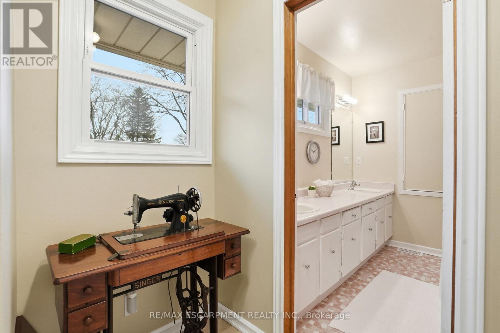 5210 Mulberry Drive, Burlington, Ontario  L7L 3P4 - Photo 24 - W12880178