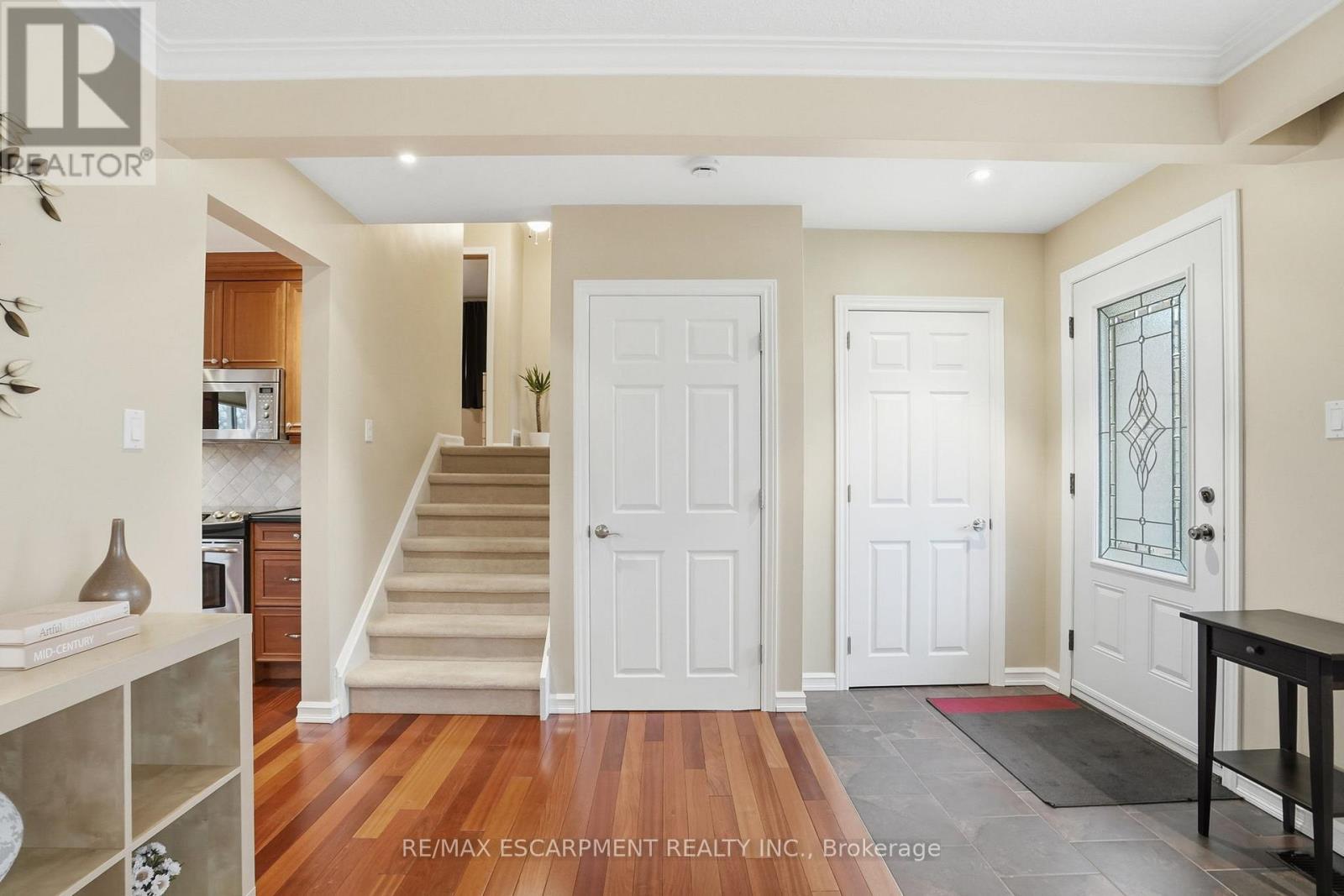 5210 Mulberry Drive, Burlington, Ontario  L7L 3P4 - Photo 8 - W12880178