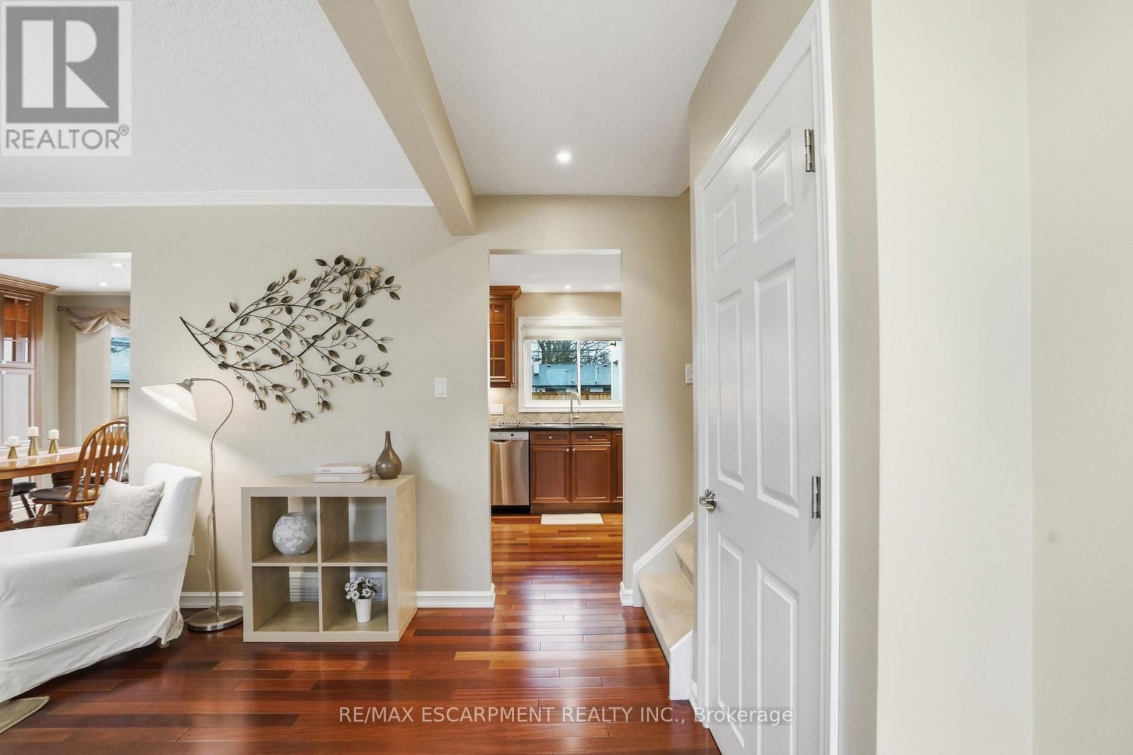 5210 Mulberry Drive, Burlington, Ontario  L7L 3P4 - Photo 9 - W12880178