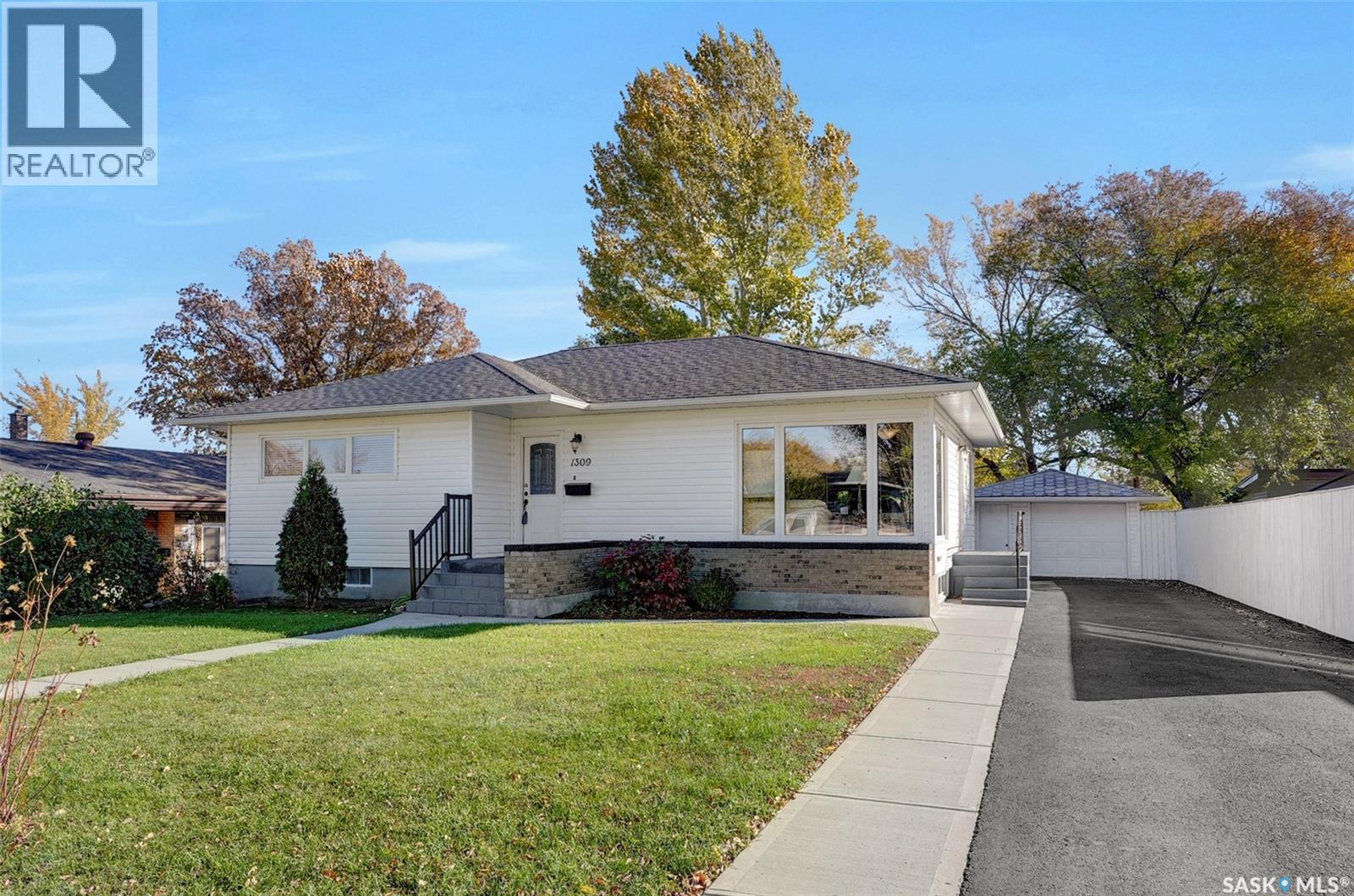 1309 Algoma Avenue, Moose Jaw, Saskatchewan  S6H 3Z9 - Photo 2 - SK030377