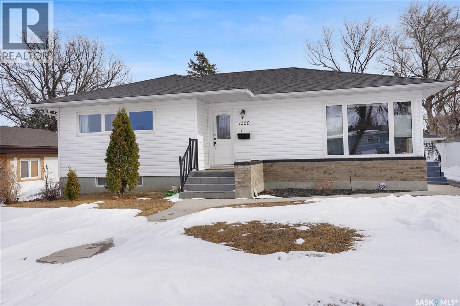 1309 Algoma Avenue, Moose Jaw, Saskatchewan  S6H 3Z9 - Photo 3 - SK030377