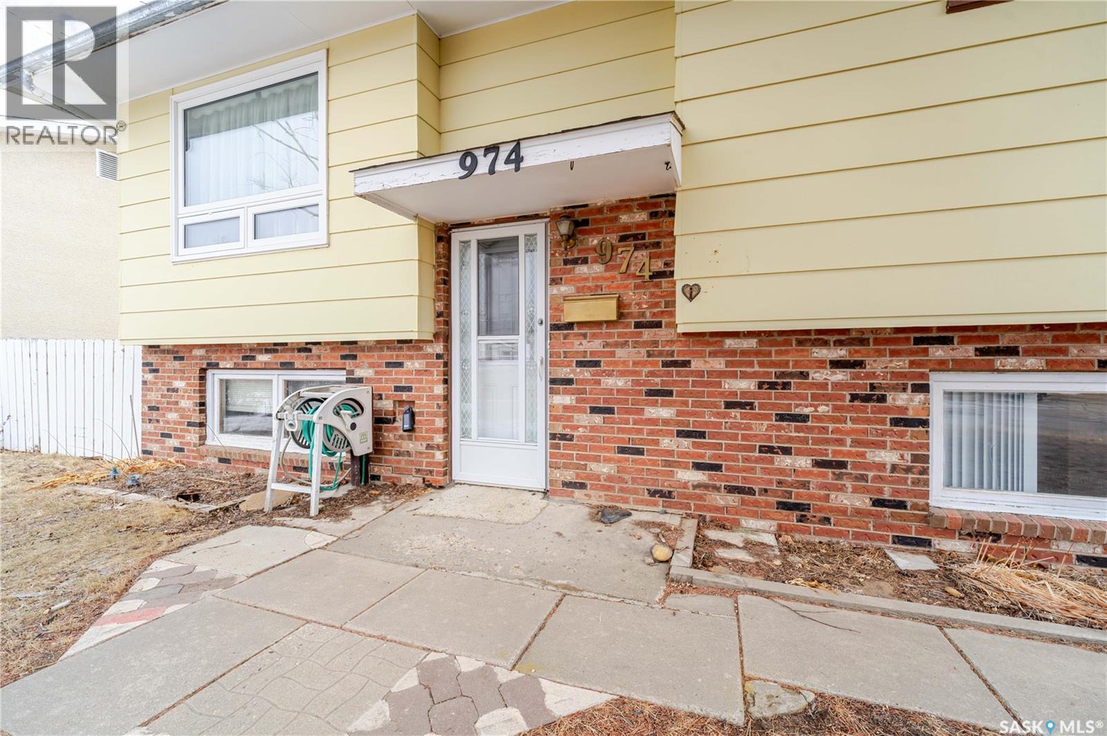 974 Hawthorne Crescent, Moose Jaw, Saskatchewan  S6H 6T6 - Photo 2 - SK030236