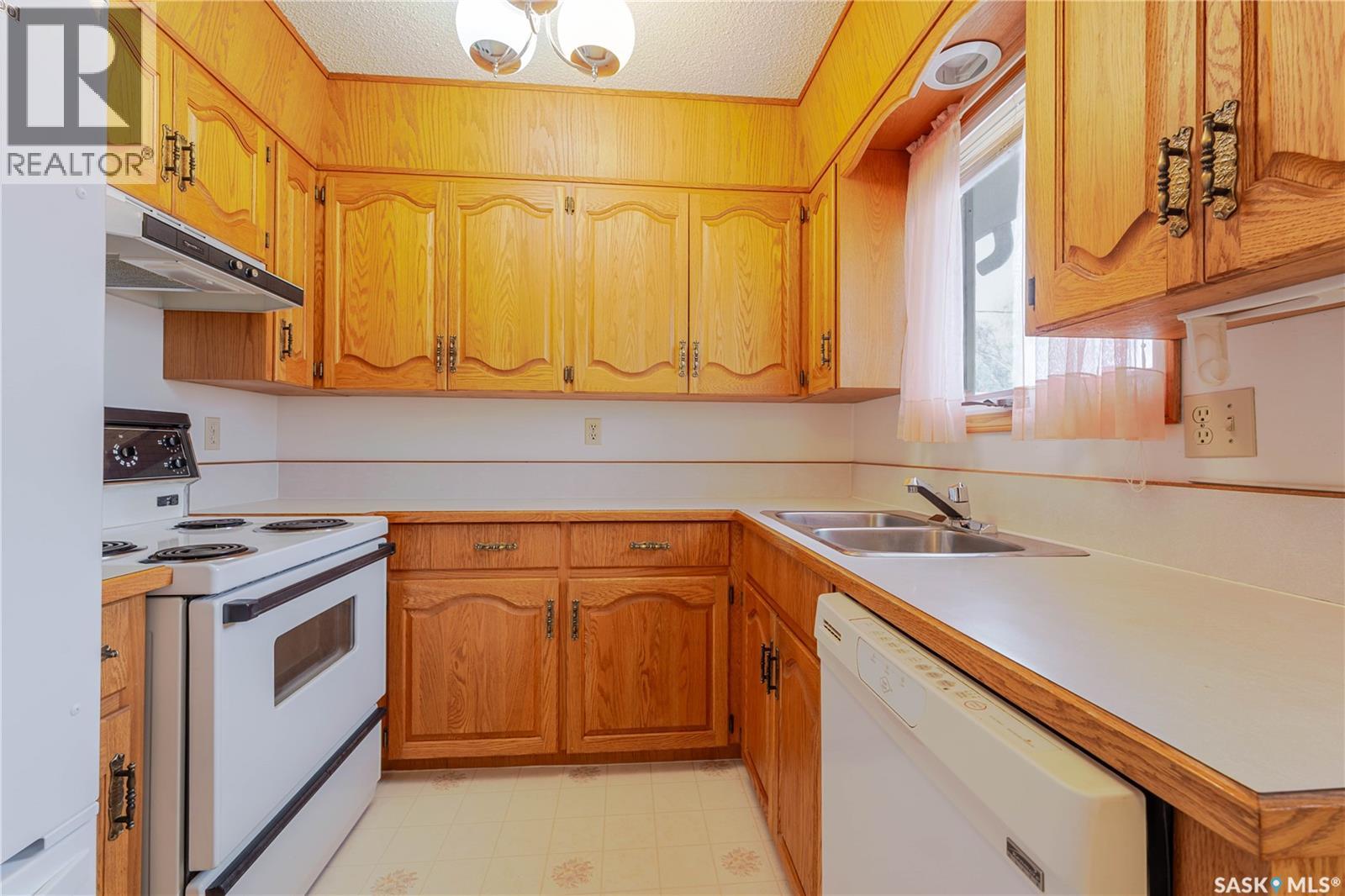 974 Hawthorne Crescent, Moose Jaw, Saskatchewan  S6H 6T6 - Photo 9 - SK030236