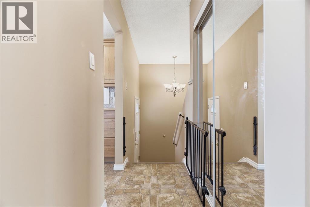 6605 Huntridge Hill Ne, Calgary, Alberta  T2K 4A1 - Photo 4 - A2292144