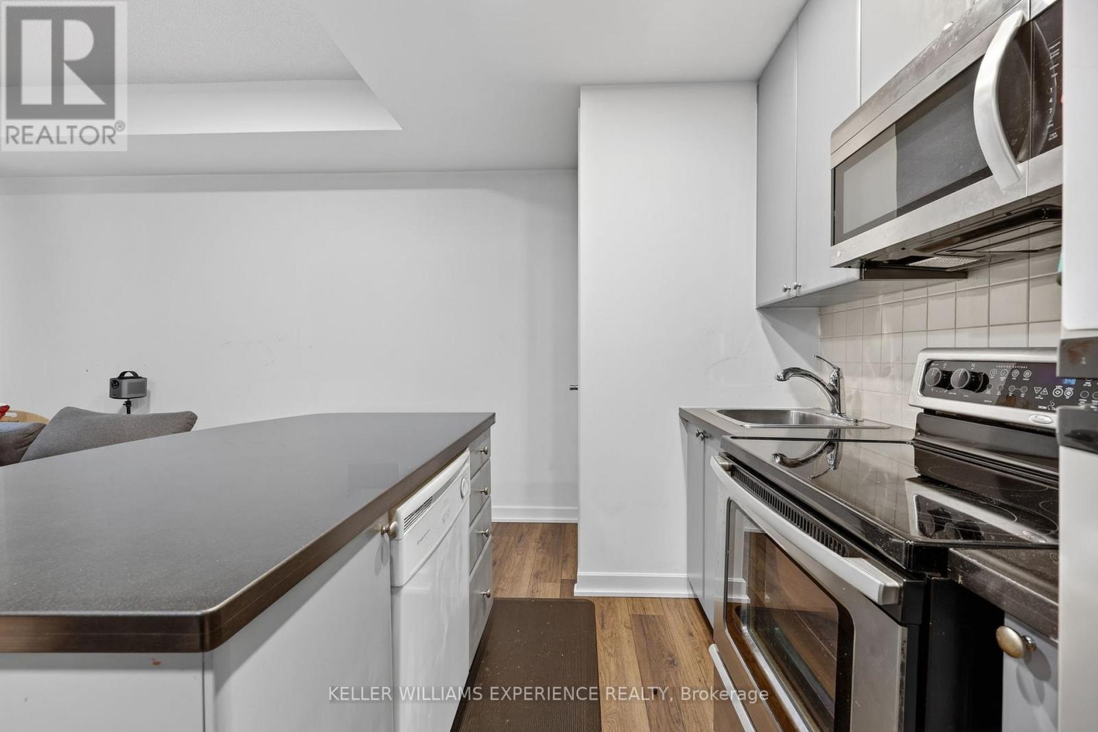 1406 - 85 Bloor Street E, Toronto, Ontario  M4W 3Y1 - Photo 8 - C12880266