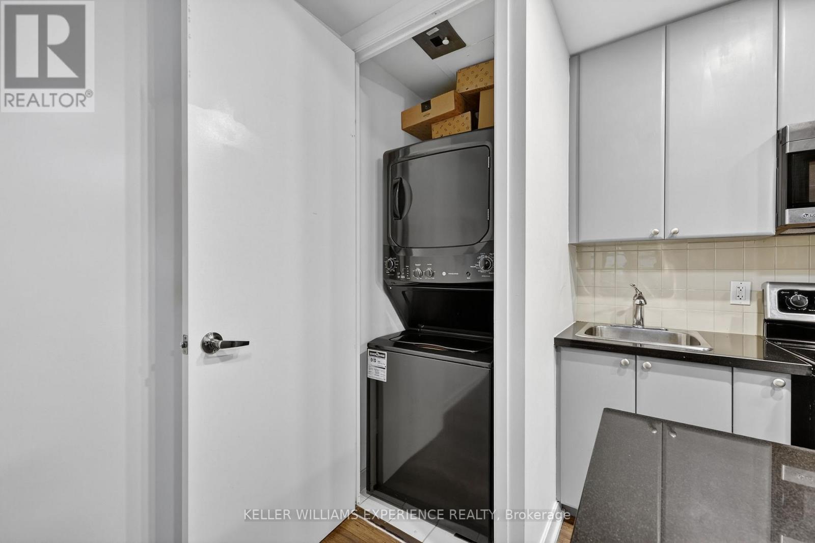 1406 - 85 Bloor Street E, Toronto, Ontario  M4W 3Y1 - Photo 9 - C12880266