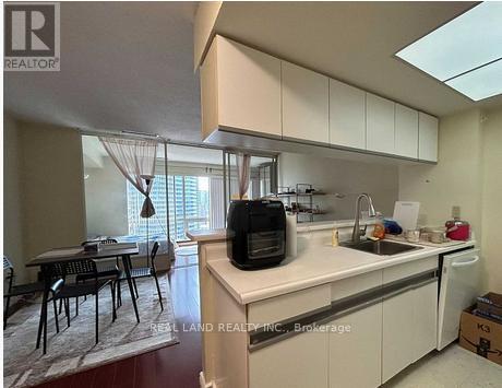 2613 - 1001 Bay Street, Toronto (Bay Street Corridor), Ontario  M5S 3A6 - Photo 4 - C12880358