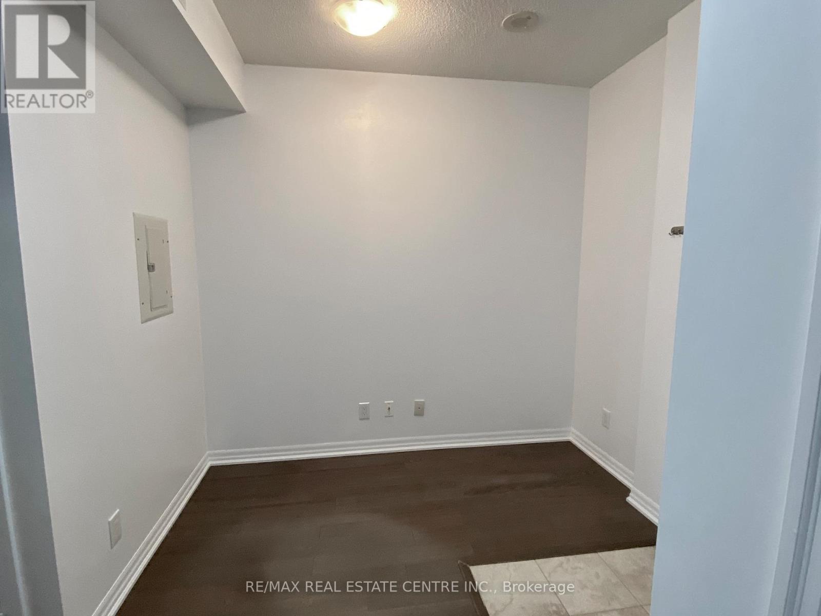 2401 - 223 Webb Drive, Mississauga (City Centre), Ontario  L5B 0E8 - Photo 4 - W12880124