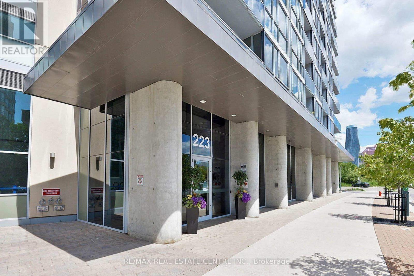 2401 - 223 Webb Drive, Mississauga (City Centre), Ontario  L5B 0E8 - Photo 2 - W12880124