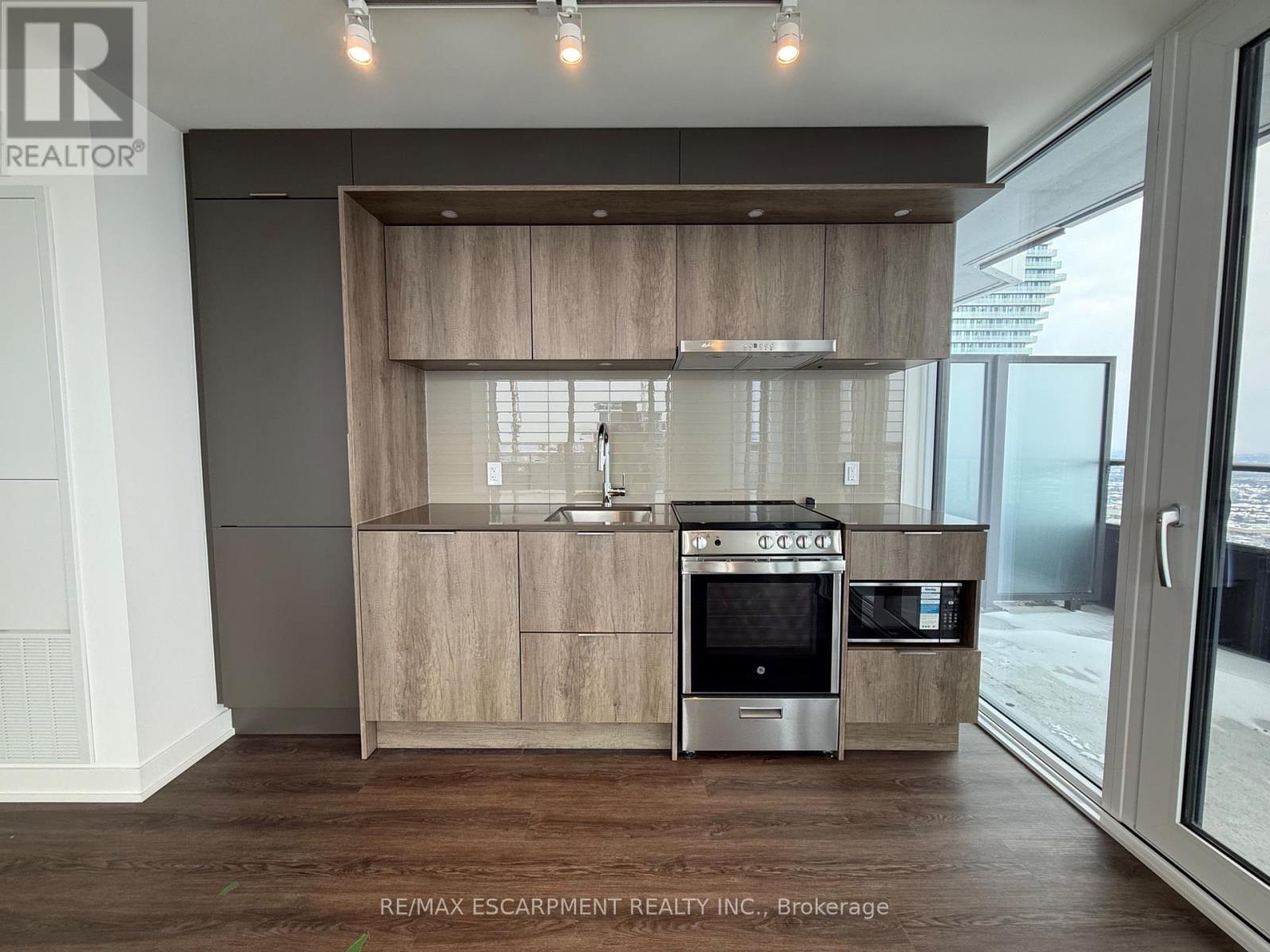 2611 - 448 Burnhamthorpe Road W, Mississauga (City Centre), Ontario  L5B 4M6 - Photo 5 - W12880254