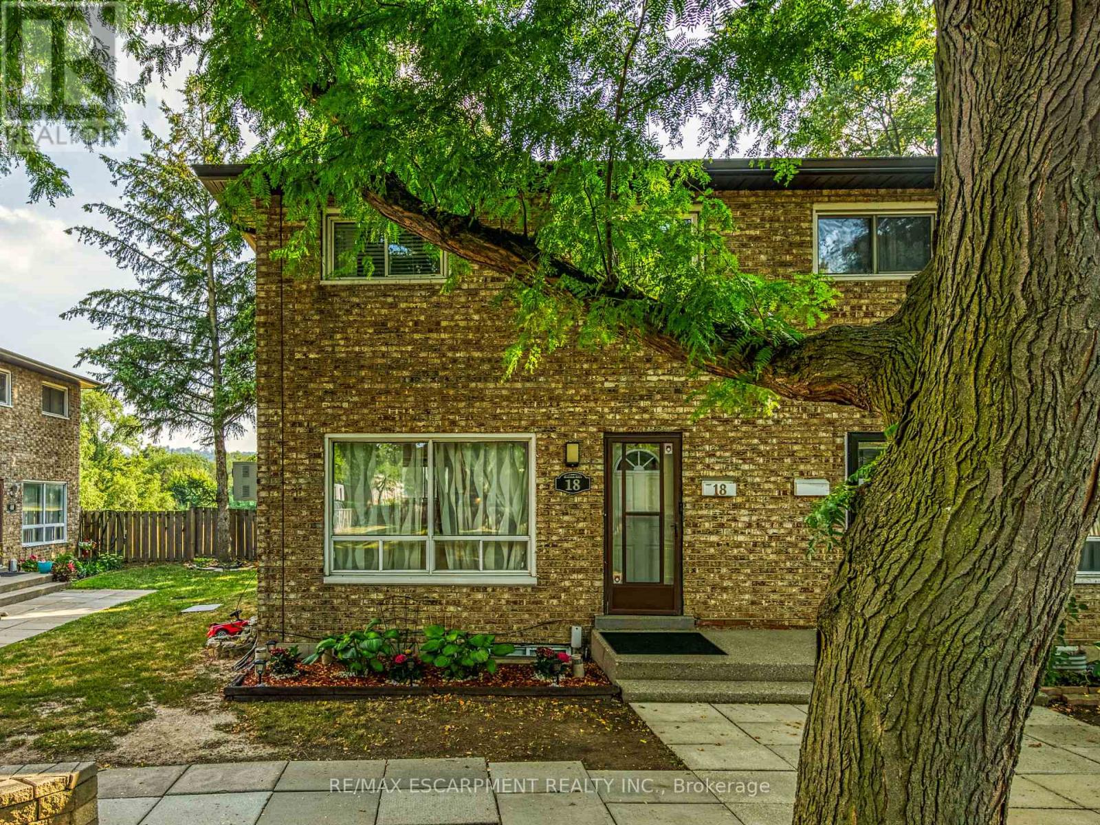 18 Riverdale Drive, Hamilton, Ontario  L8E 1J8 - Photo 2 - X12880286