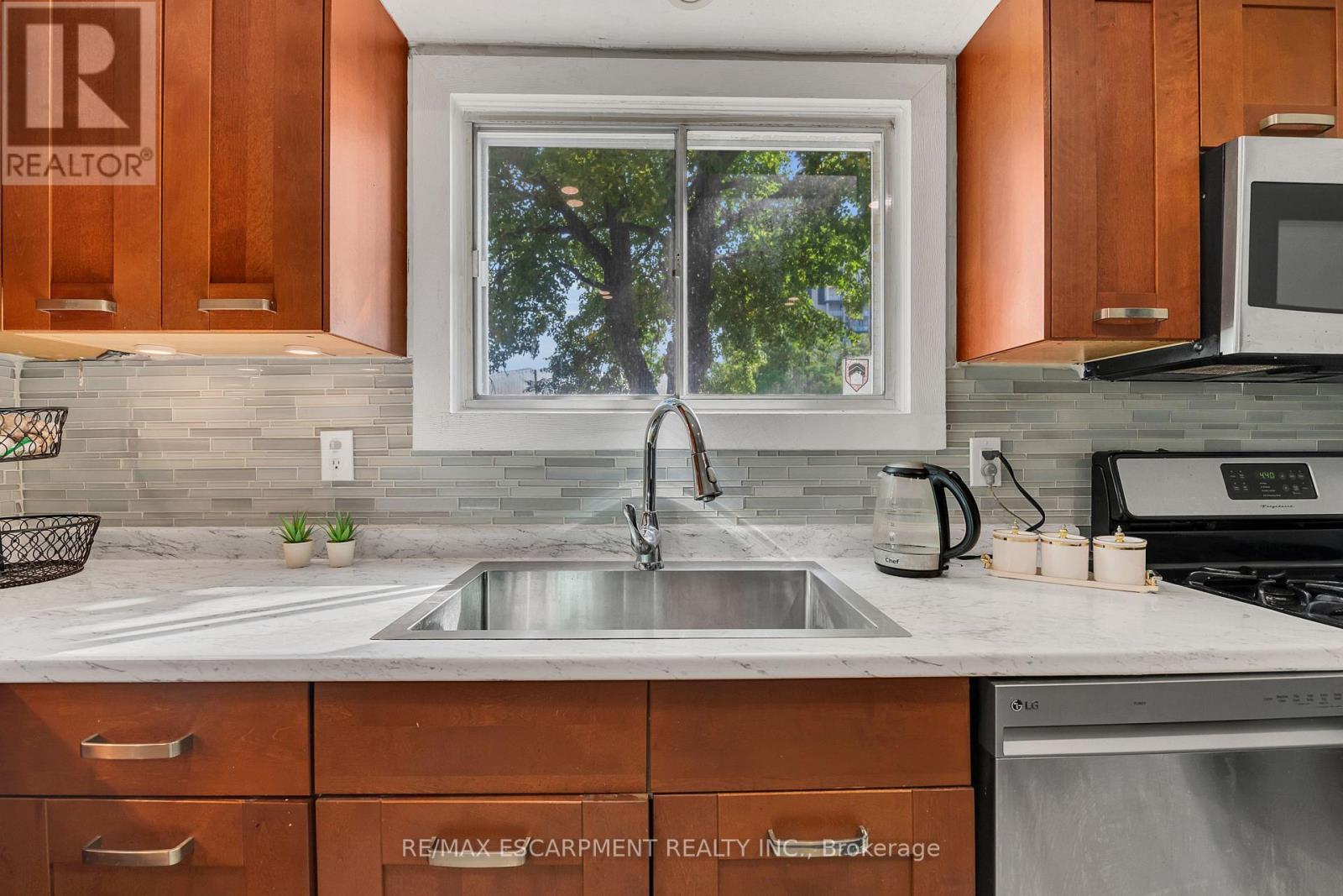 18 Riverdale Drive, Hamilton, Ontario  L8E 1J8 - Photo 9 - X12880286