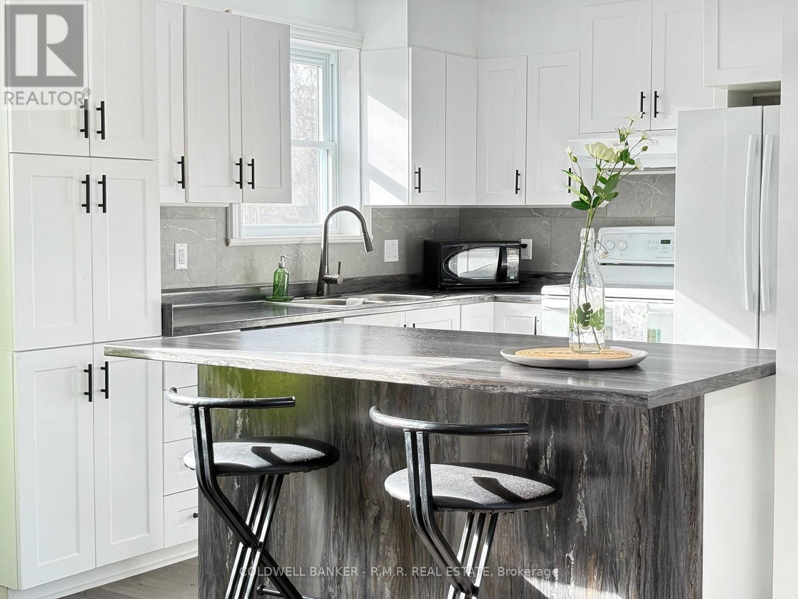 18 John Street, Kawartha Lakes, Ontario  K0M 2B0 - Photo 11 - X12880544