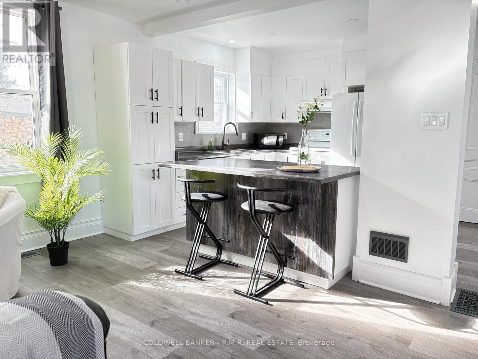 18 John Street, Kawartha Lakes, Ontario  K0M 2B0 - Photo 13 - X12880544