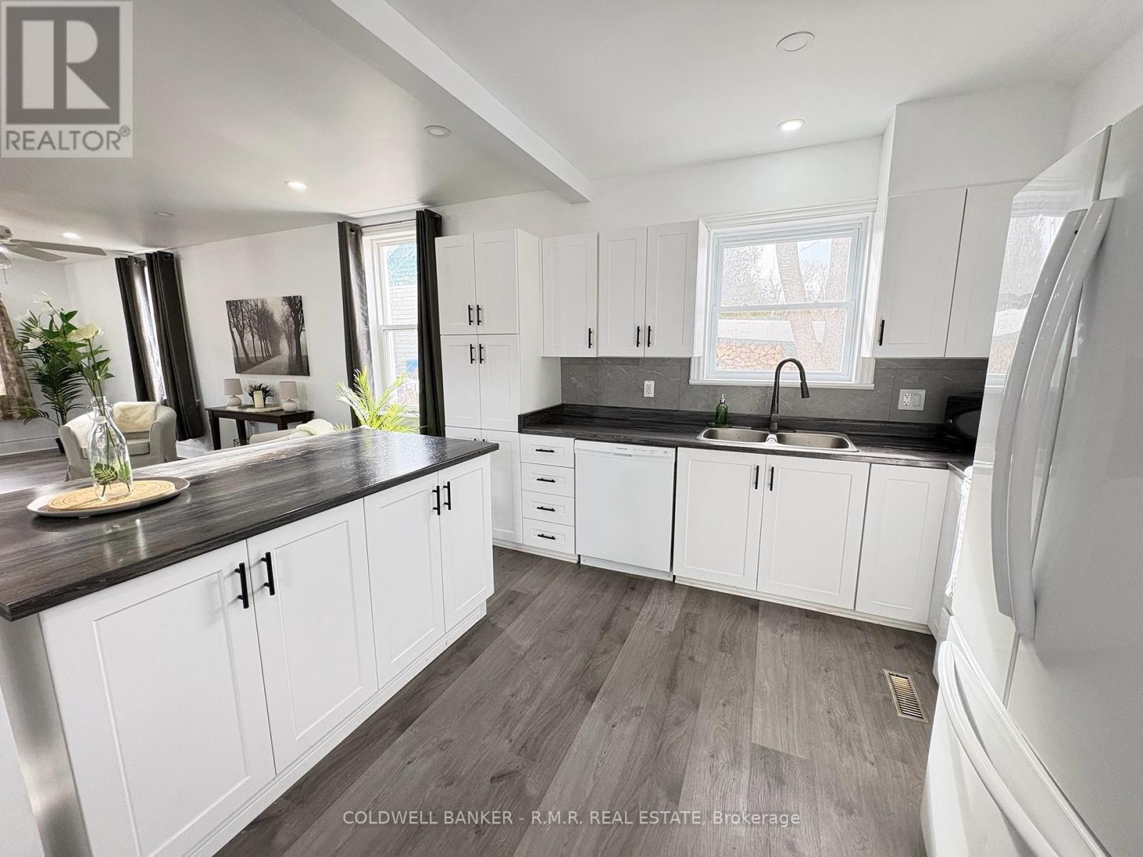 18 John Street, Kawartha Lakes, Ontario  K0M 2B0 - Photo 14 - X12880544