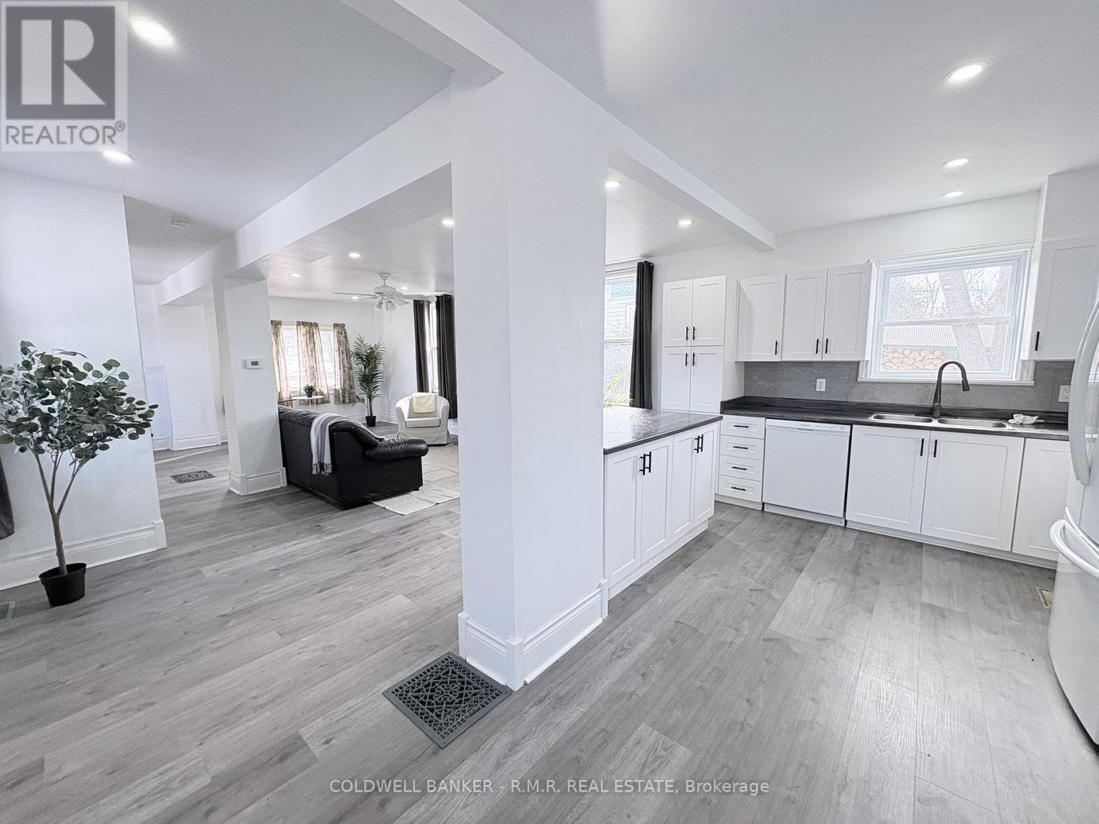 18 John Street, Kawartha Lakes, Ontario  K0M 2B0 - Photo 7 - X12880544