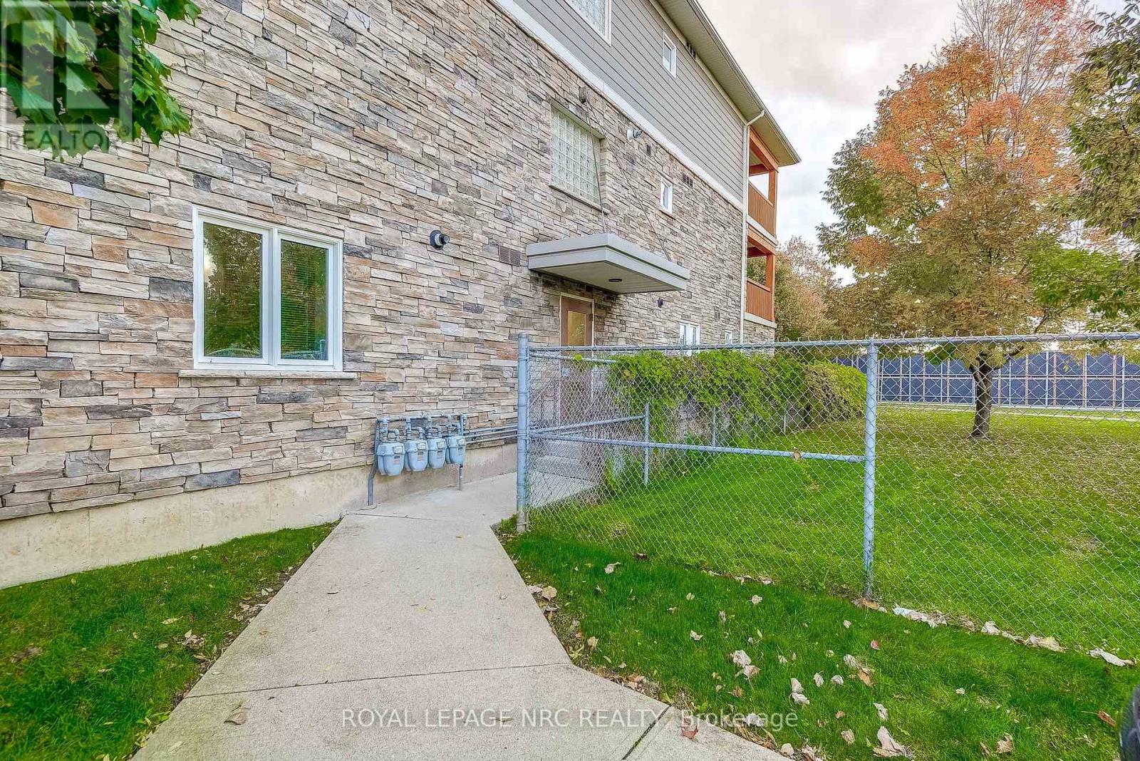 202 - 678 Line 2 Road, Niagara-On-The-Lake, Ontario  L0S 1J0 - Photo 6 - X12880472