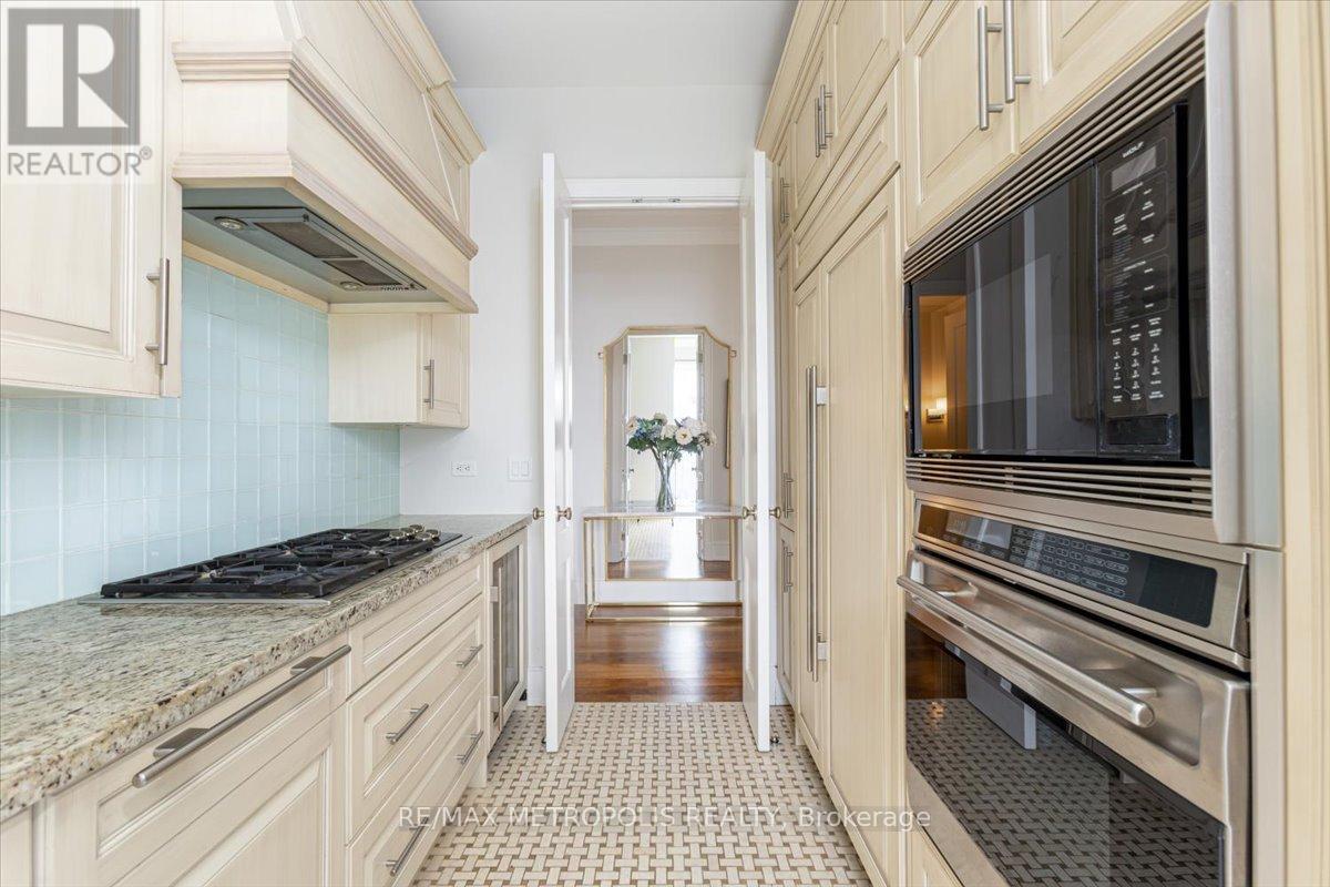 2701 - 183 Wellington Street W, Toronto, Ontario  M5V 0A1 - Photo 2 - C12880438