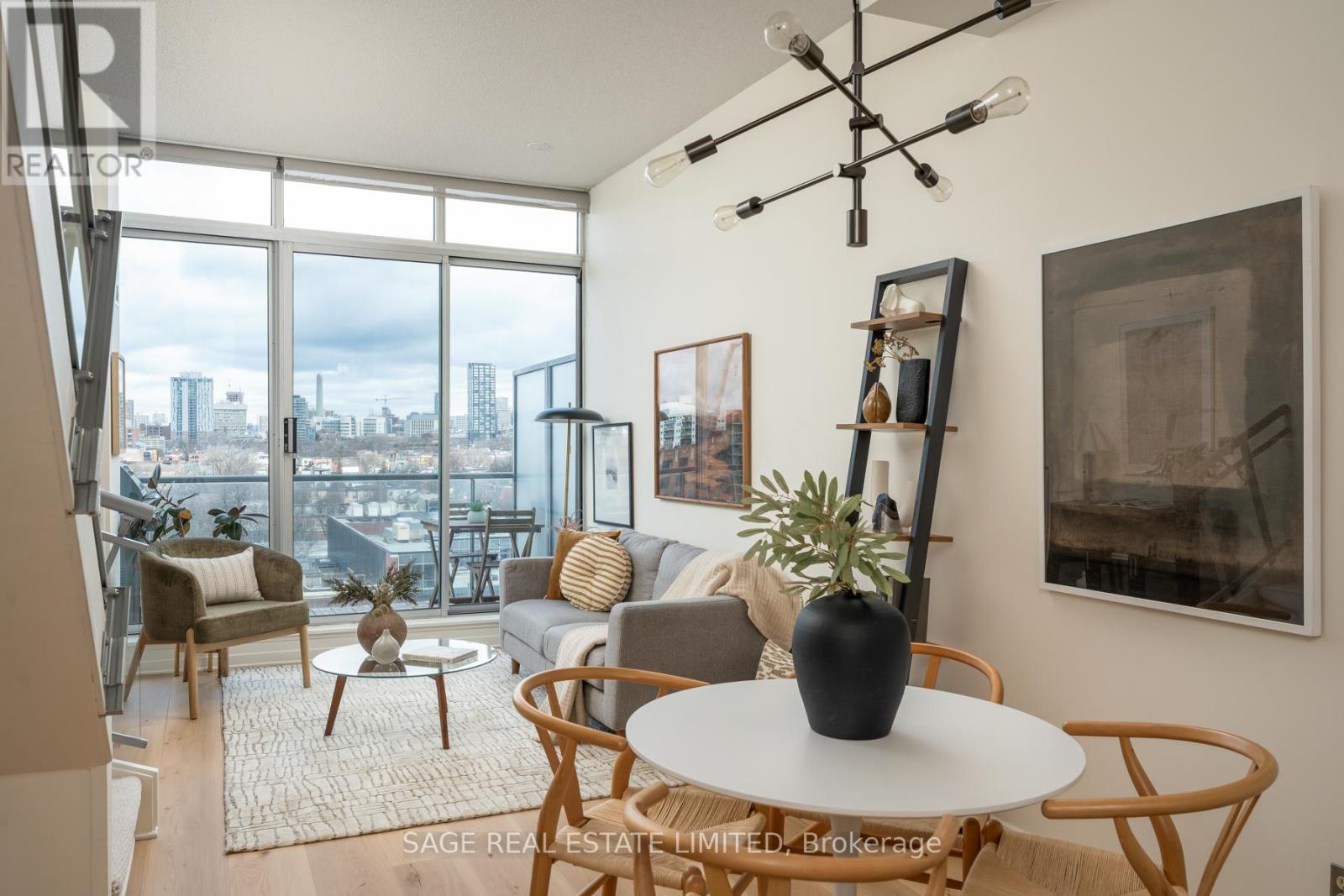 <div class="slider-price">$829,000</div><p>923 - 388 Richmond Street W, Toronto, Ontario</p>