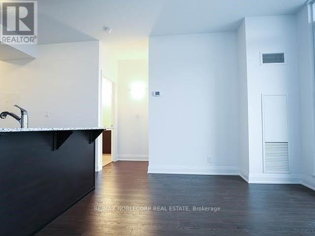 909 - 12 Woodstream Boulevard, Vaughan (West Woodbridge), Ontario  L4L 8C3 - Photo 5 - N12880404