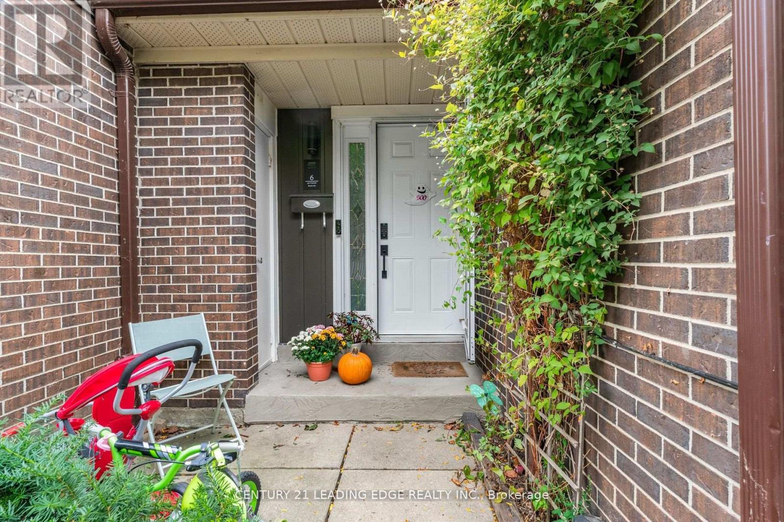 6 - 40 Castle Rock Drive, Richmond Hill (North Richvale), Ontario  L4C 5H5 - Photo 2 - N12880432