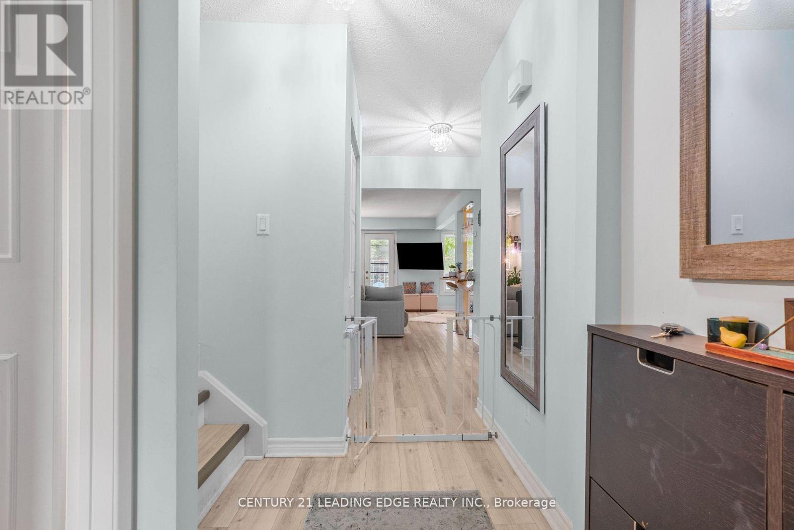 6 - 40 Castle Rock Drive, Richmond Hill (North Richvale), Ontario  L4C 5H5 - Photo 3 - N12880432