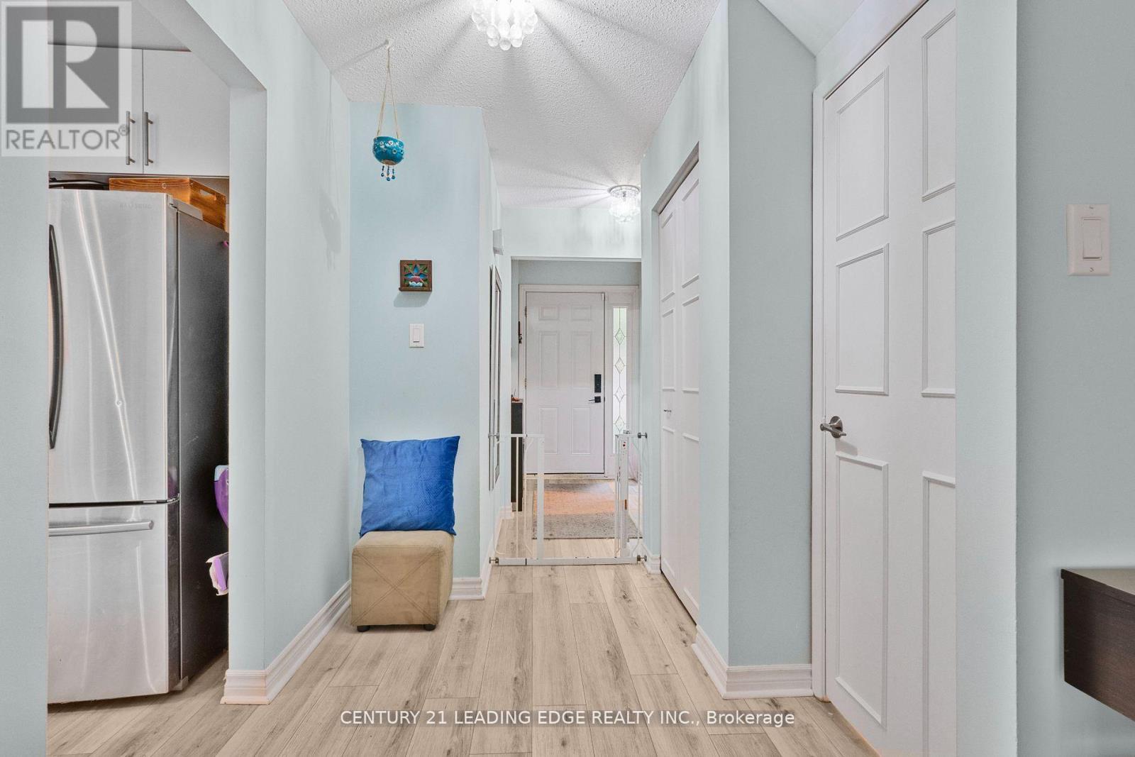 6 - 40 Castle Rock Drive, Richmond Hill (North Richvale), Ontario  L4C 5H5 - Photo 5 - N12880432