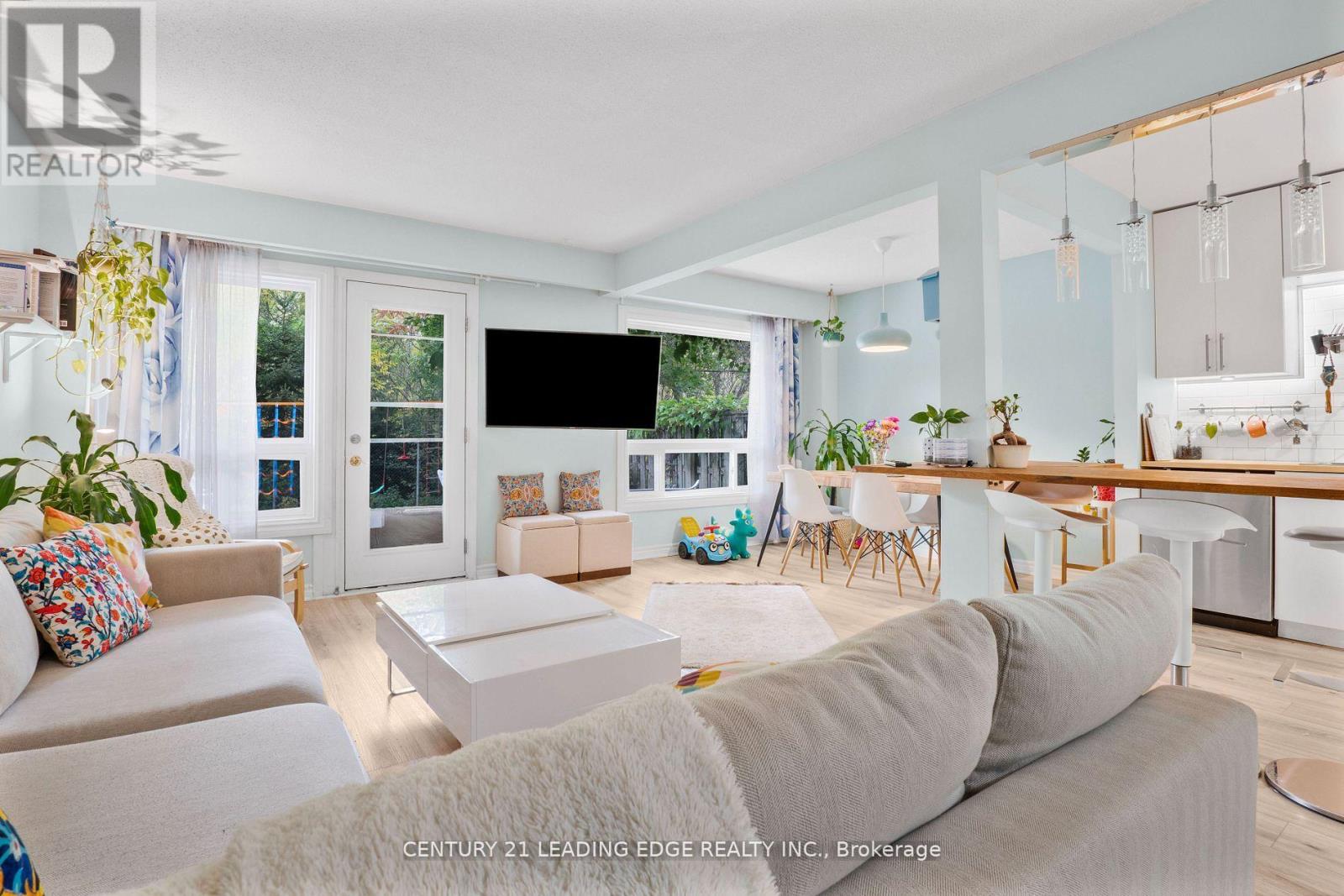 6 - 40 Castle Rock Drive, Richmond Hill (North Richvale), Ontario  L4C 5H5 - Photo 7 - N12880432