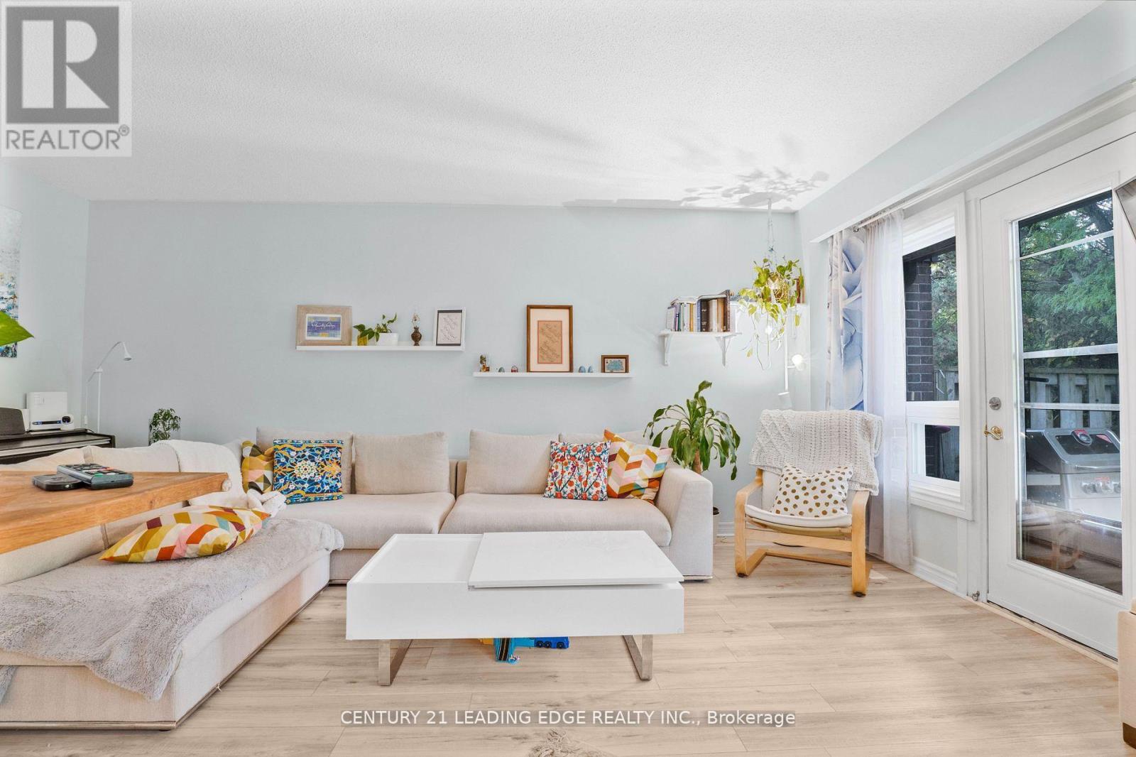 6 - 40 Castle Rock Drive, Richmond Hill (North Richvale), Ontario  L4C 5H5 - Photo 8 - N12880432