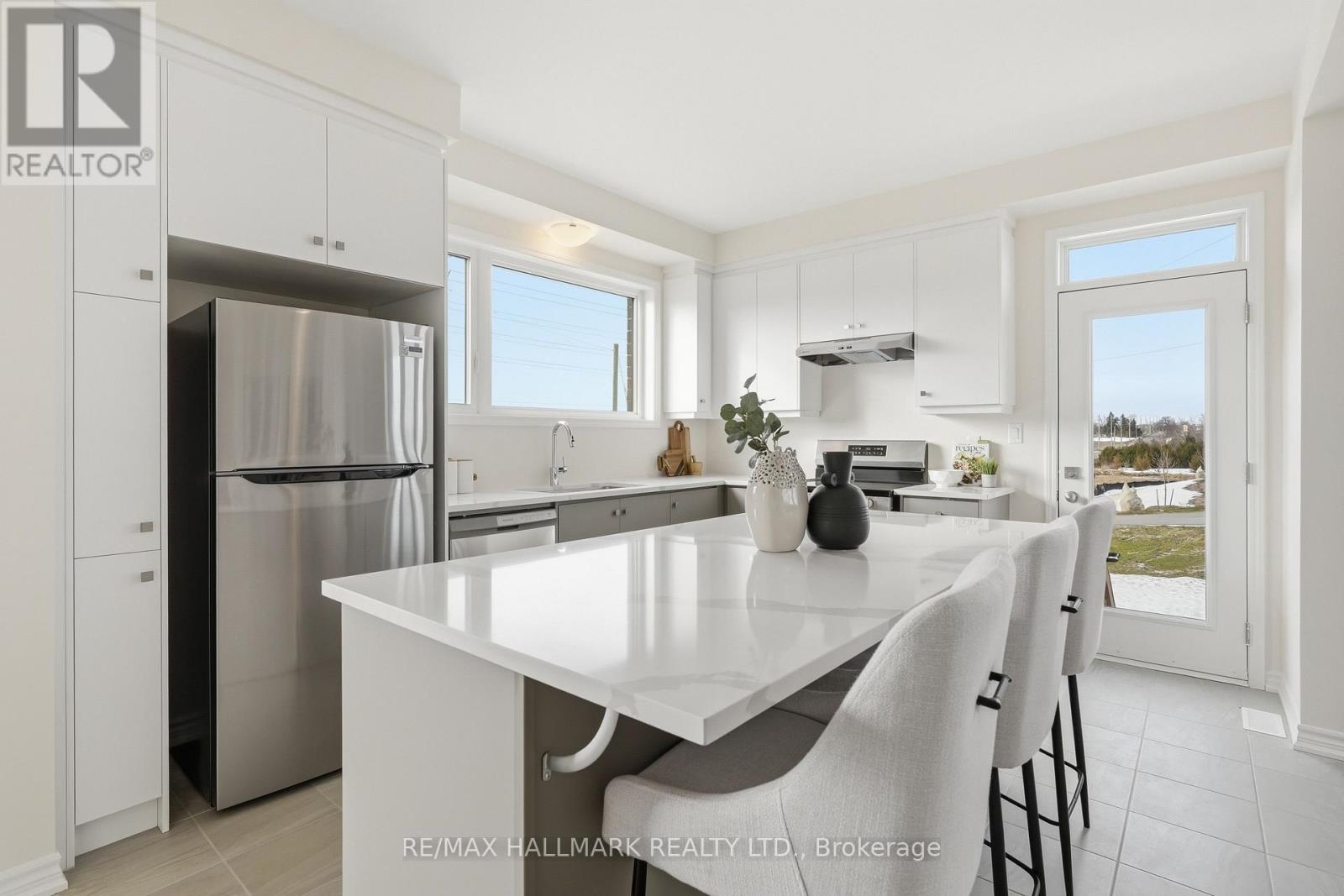 96 Vinewood Crescent, Barrie, Ontario  L9J 1B4 - Photo 10 - S12880552