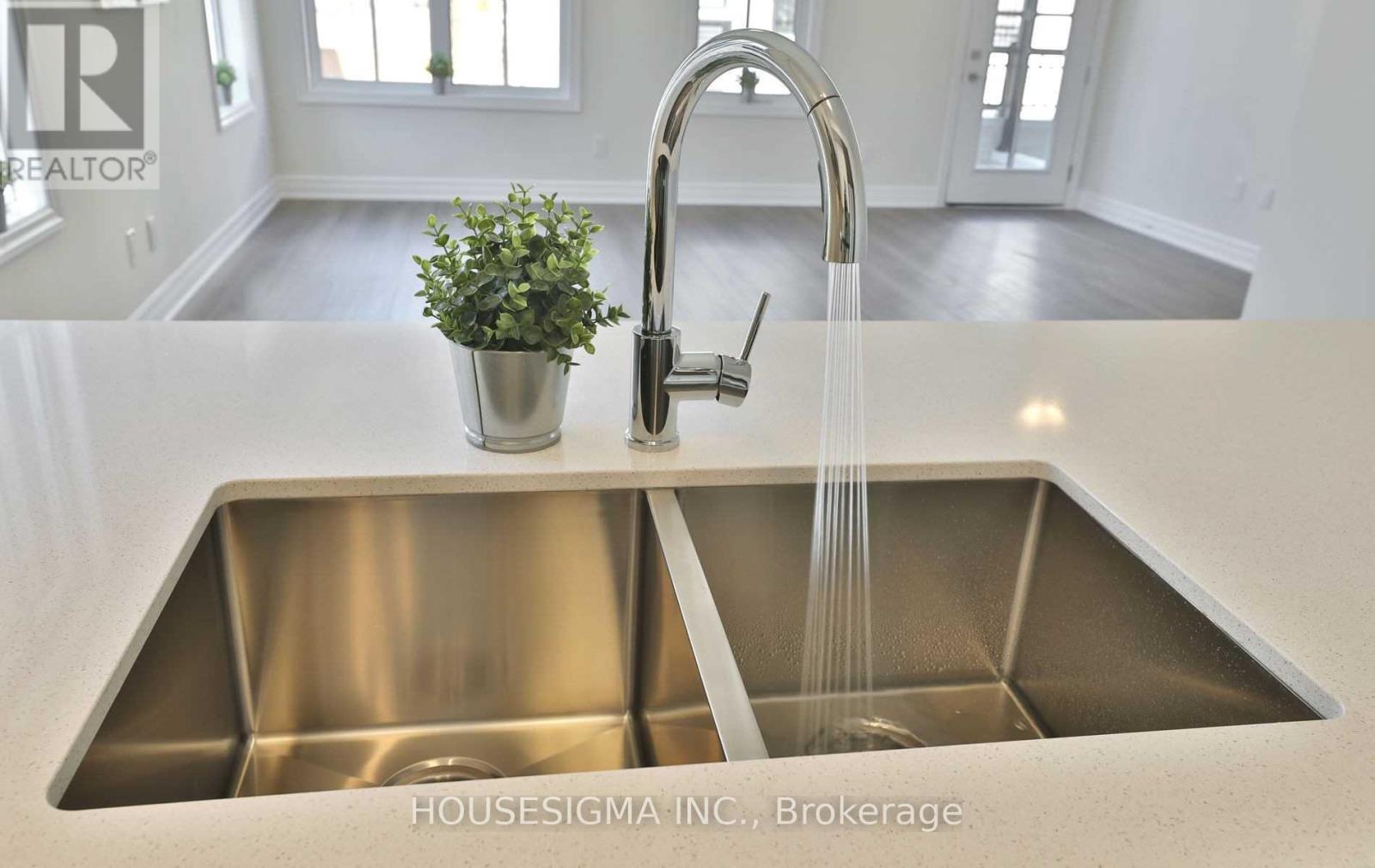 502 - 657 Cricklewood Drive, Mississauga (Mineola), Ontario  L5G 0B8 - Photo 6 - W12880408