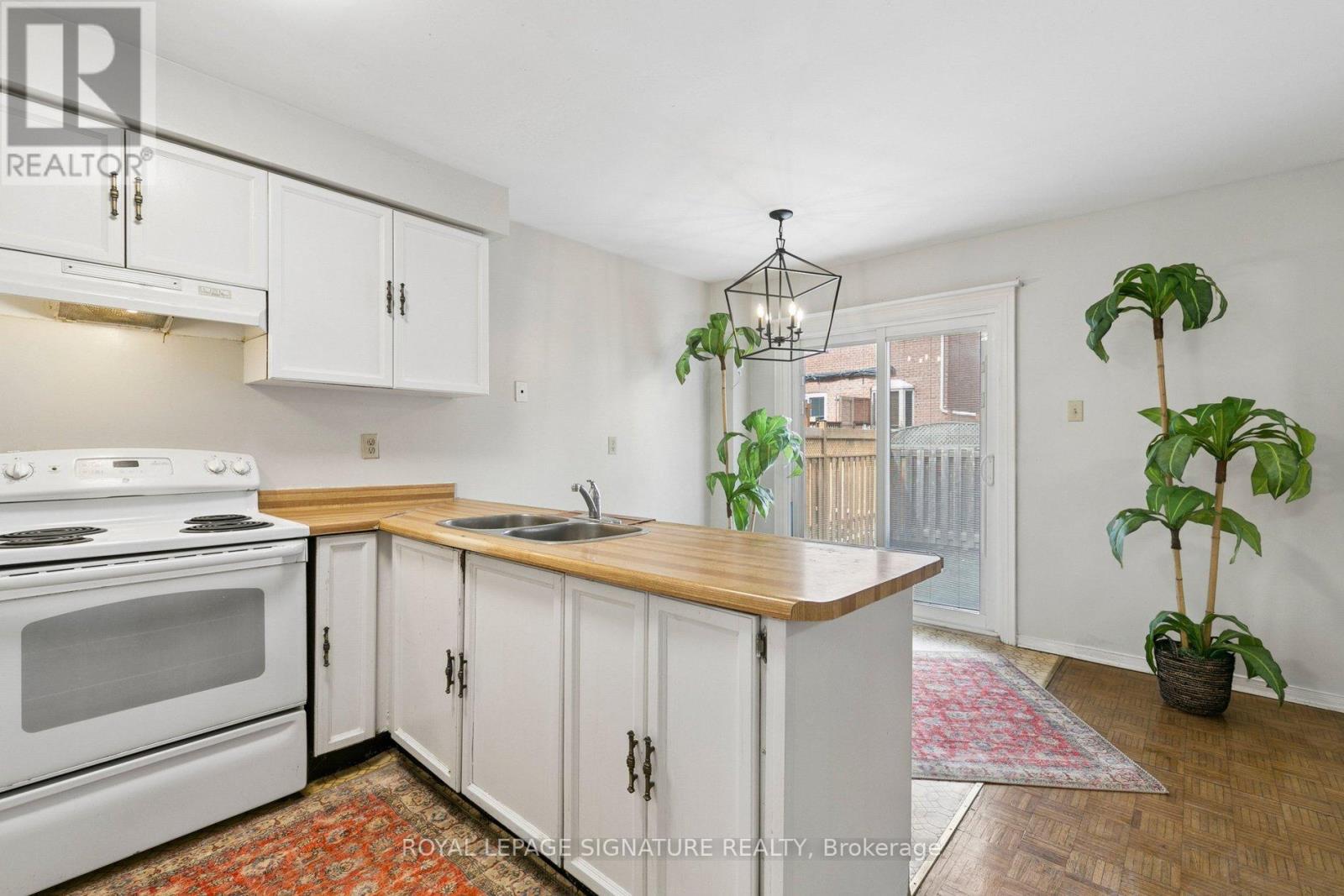 156 Macedonia Crescent, Mississauga, Ontario  L5B 3J5 - Photo 12 - W12880456