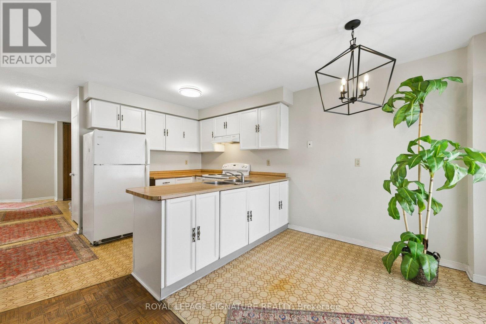 156 Macedonia Crescent, Mississauga, Ontario  L5B 3J5 - Photo 14 - W12880456