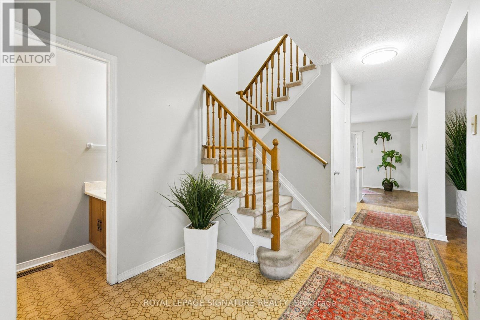 156 Macedonia Crescent, Mississauga, Ontario  L5B 3J5 - Photo 4 - W12880456