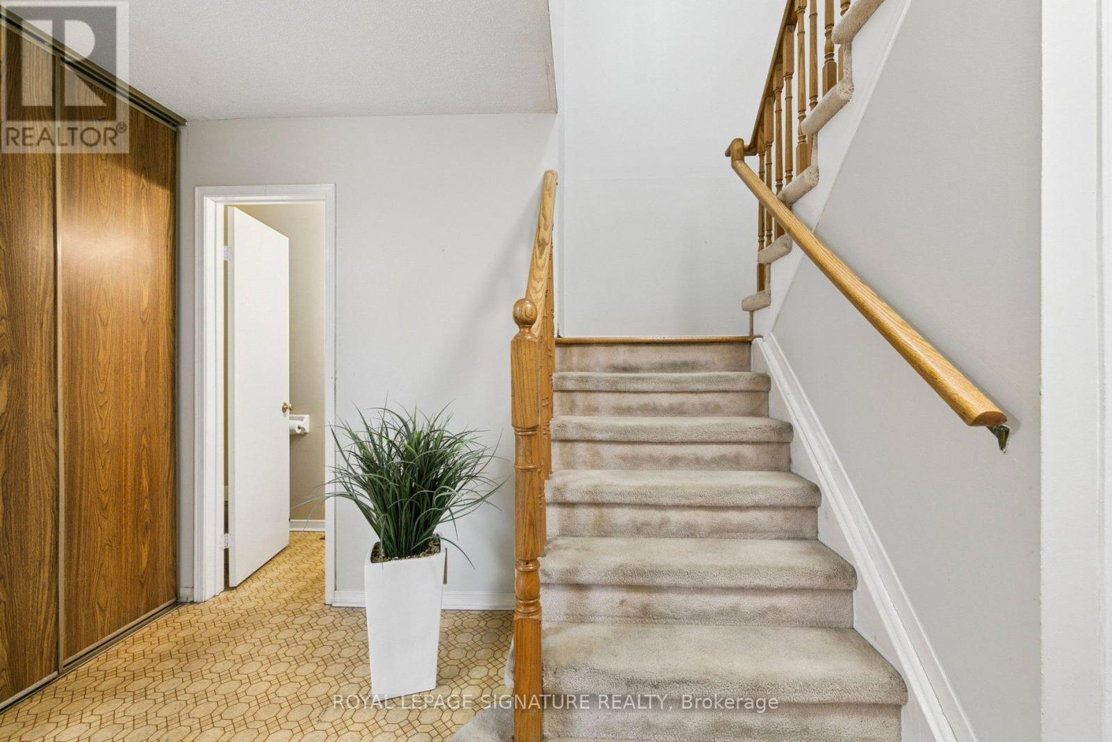 156 Macedonia Crescent, Mississauga, Ontario  L5B 3J5 - Photo 5 - W12880456