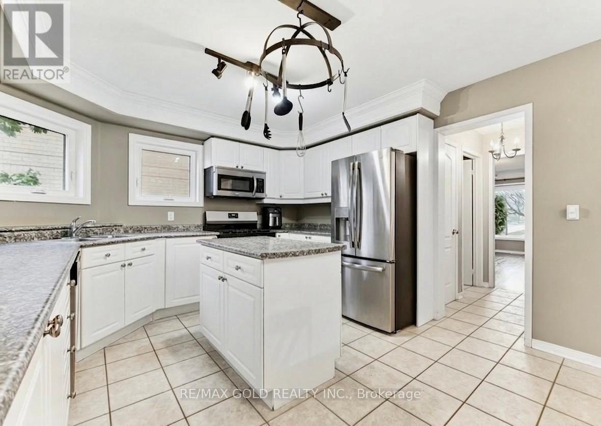 2441 Capilano Crescent, Oakville, Ontario  L6H 6L3 - Photo 12 - W12880596