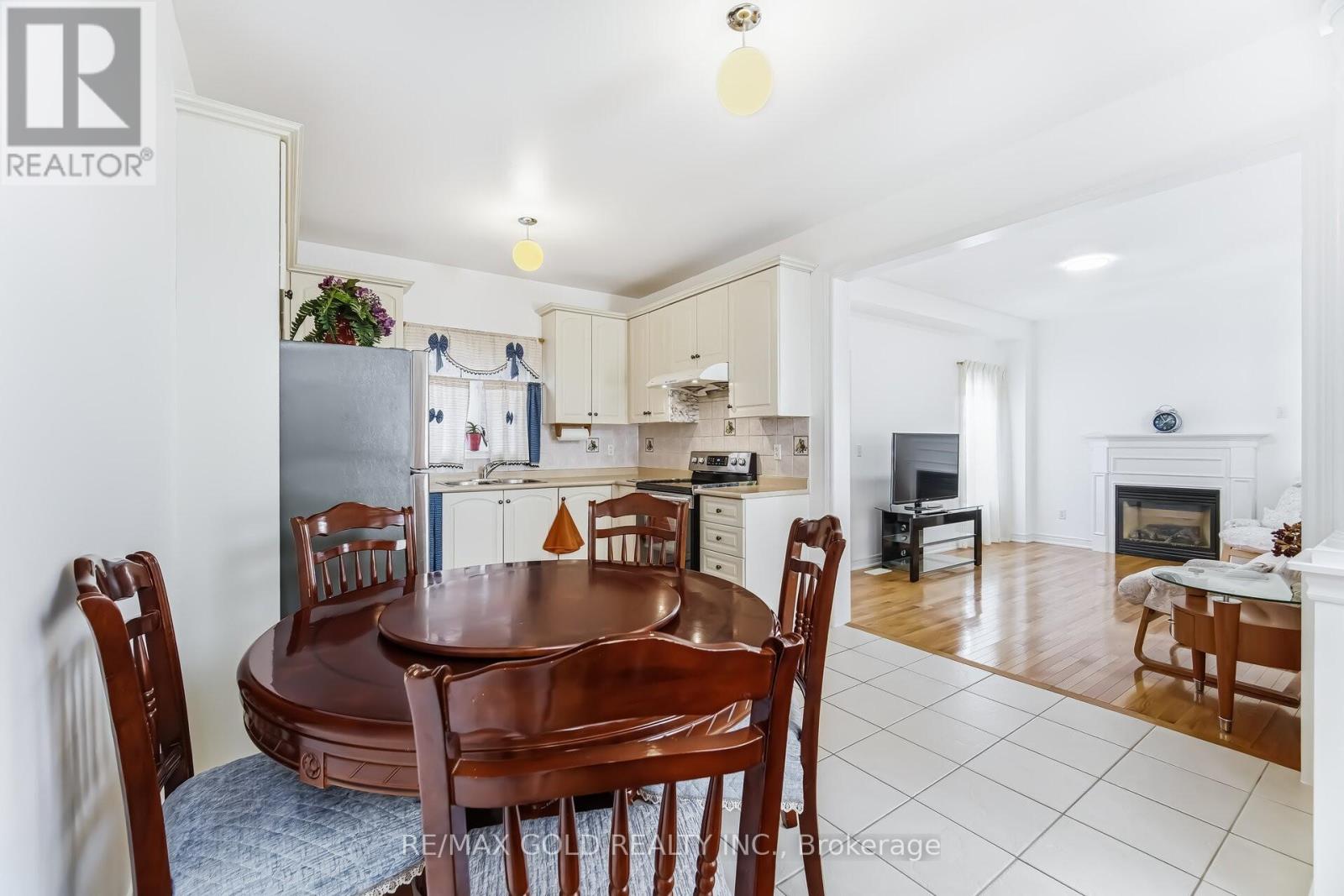 5 Attmar Drive, Brampton, Ontario  L6P 2R4 - Photo 3 - W12880656