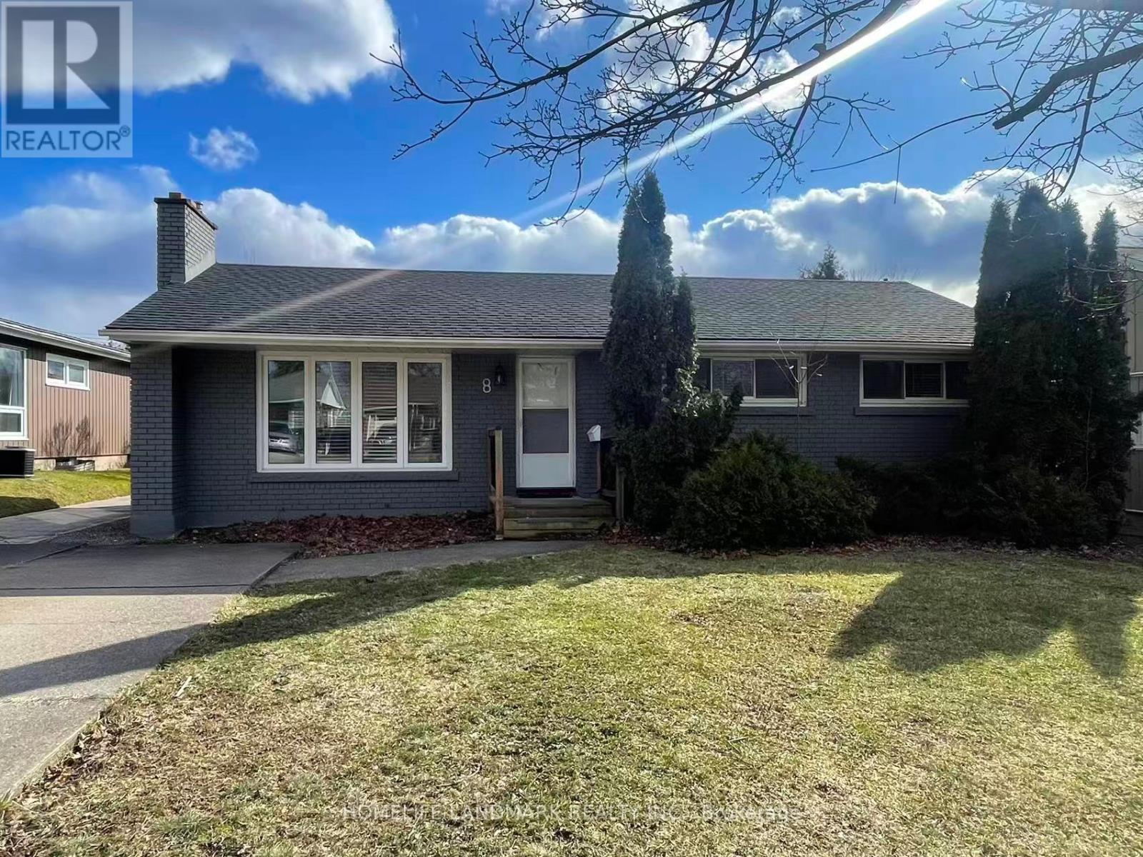 8 Richard Street, St. Catharines (Glendale/glenridge), Ontario  L2T 2E2 - Photo 2 - X12880460