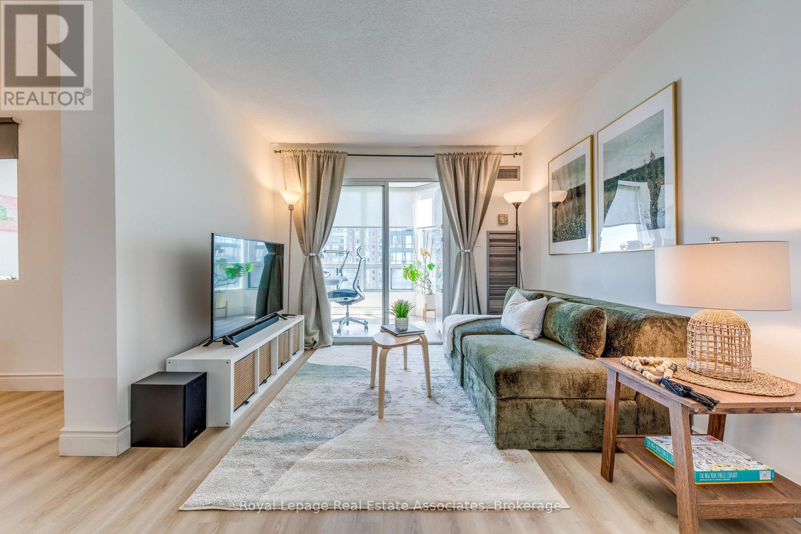 901 - 155 Hillcrest Avenue, Mississauga, Ontario  L5B 3Z2 - Photo 6 - W12807176