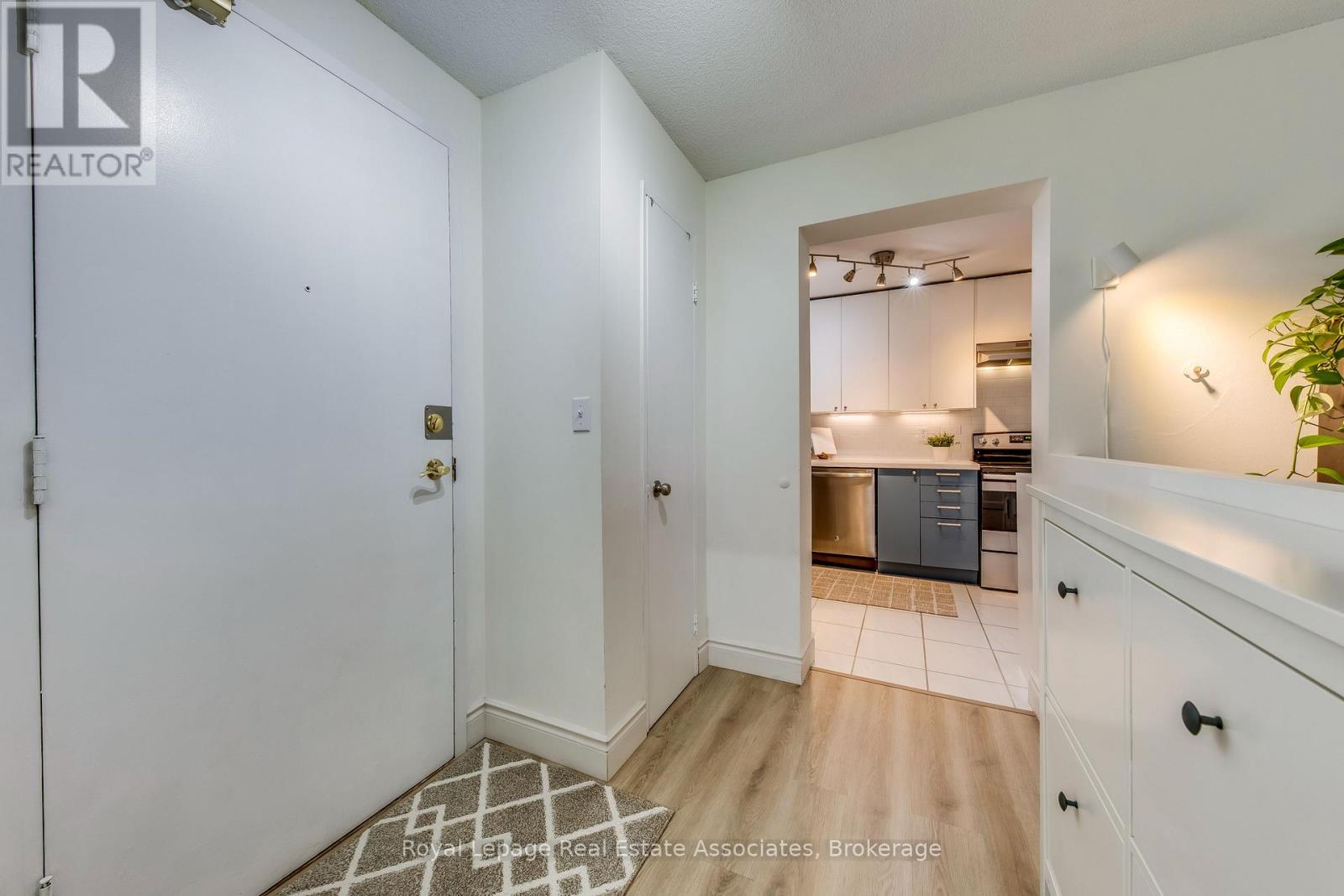 901 - 155 Hillcrest Avenue, Mississauga, Ontario  L5B 3Z2 - Photo 3 - W12807176