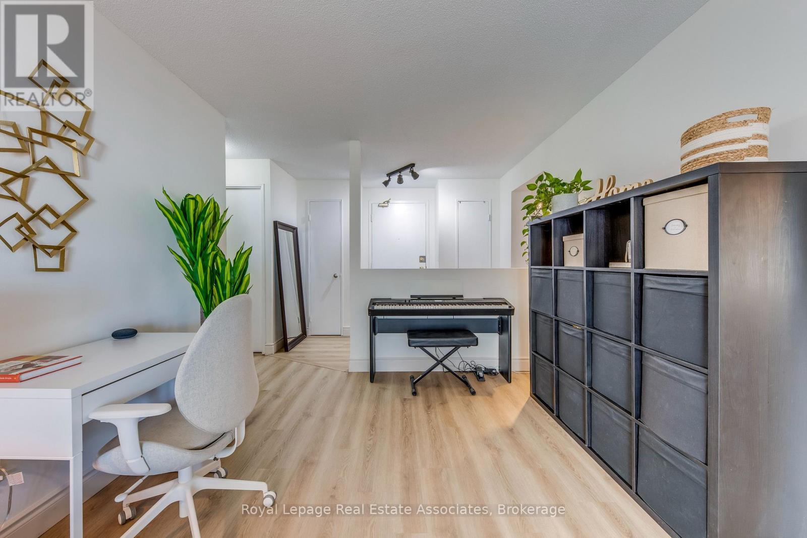 901 - 155 Hillcrest Avenue, Mississauga, Ontario  L5B 3Z2 - Photo 7 - W12807176