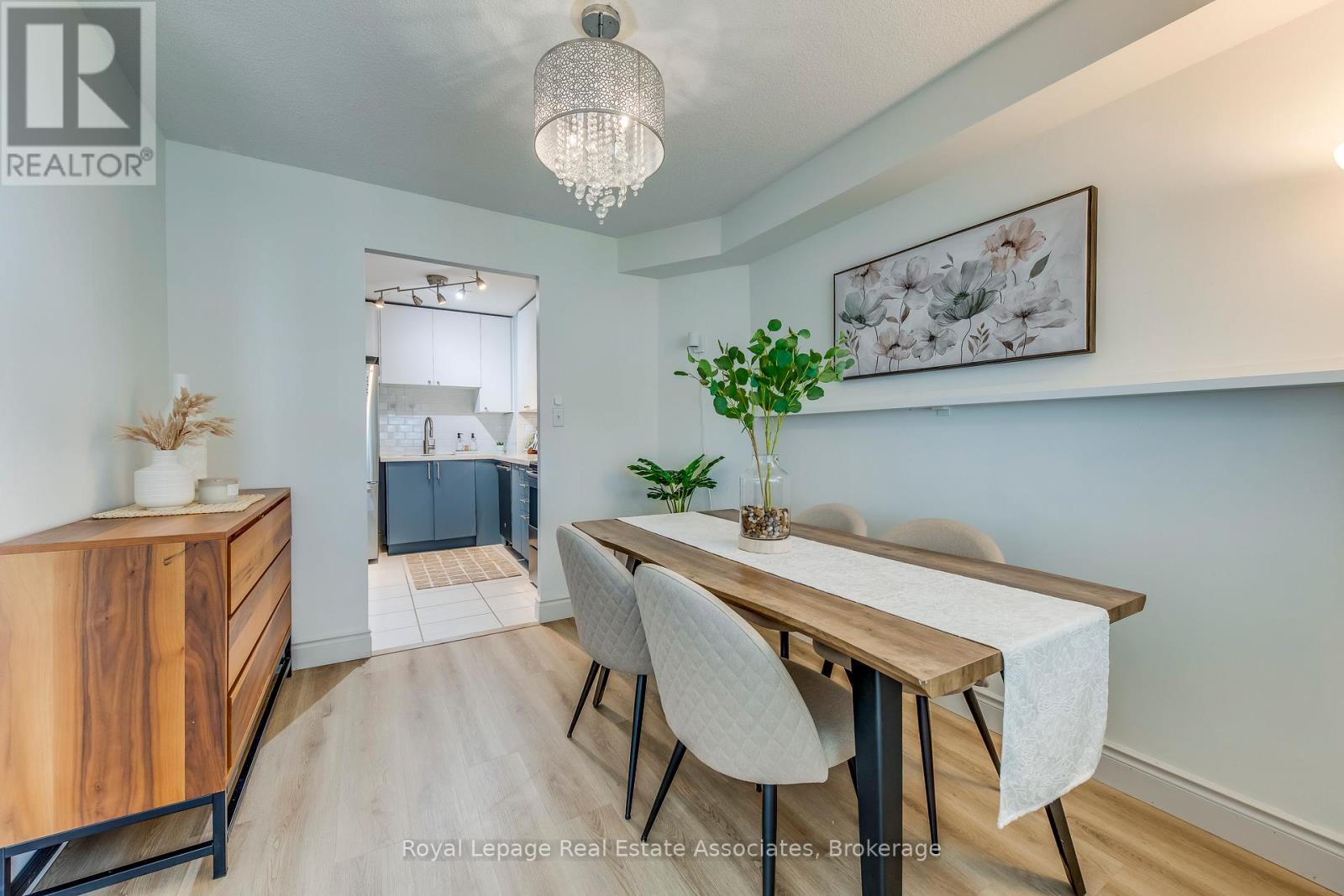 901 - 155 Hillcrest Avenue, Mississauga, Ontario  L5B 3Z2 - Photo 9 - W12807176