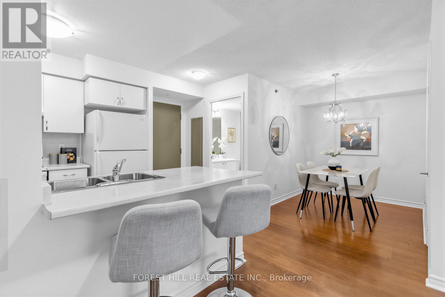 226 - 35 SARANAC BOULEVARD, Toronto, Ontario