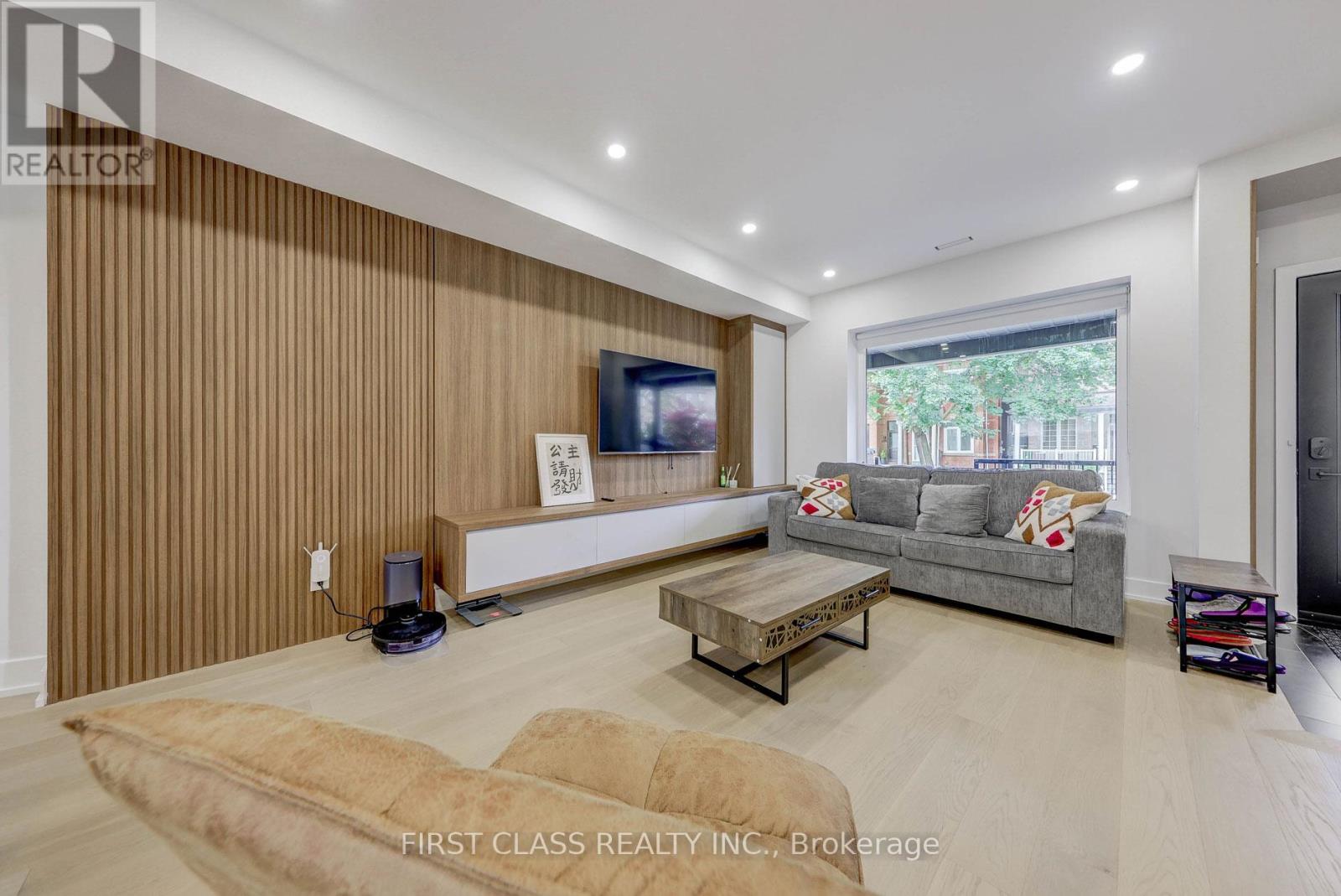 431 Roxton Road, Toronto, Ontario M6G 3R5 - Photo 4 - C12880784