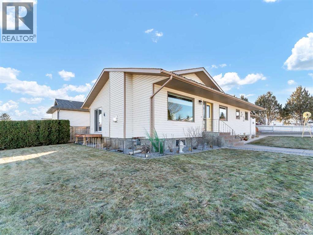 3 Redwood Court Se, Medicine Hat, Alberta  T1B 3Z6 - Photo 2 - A2284639