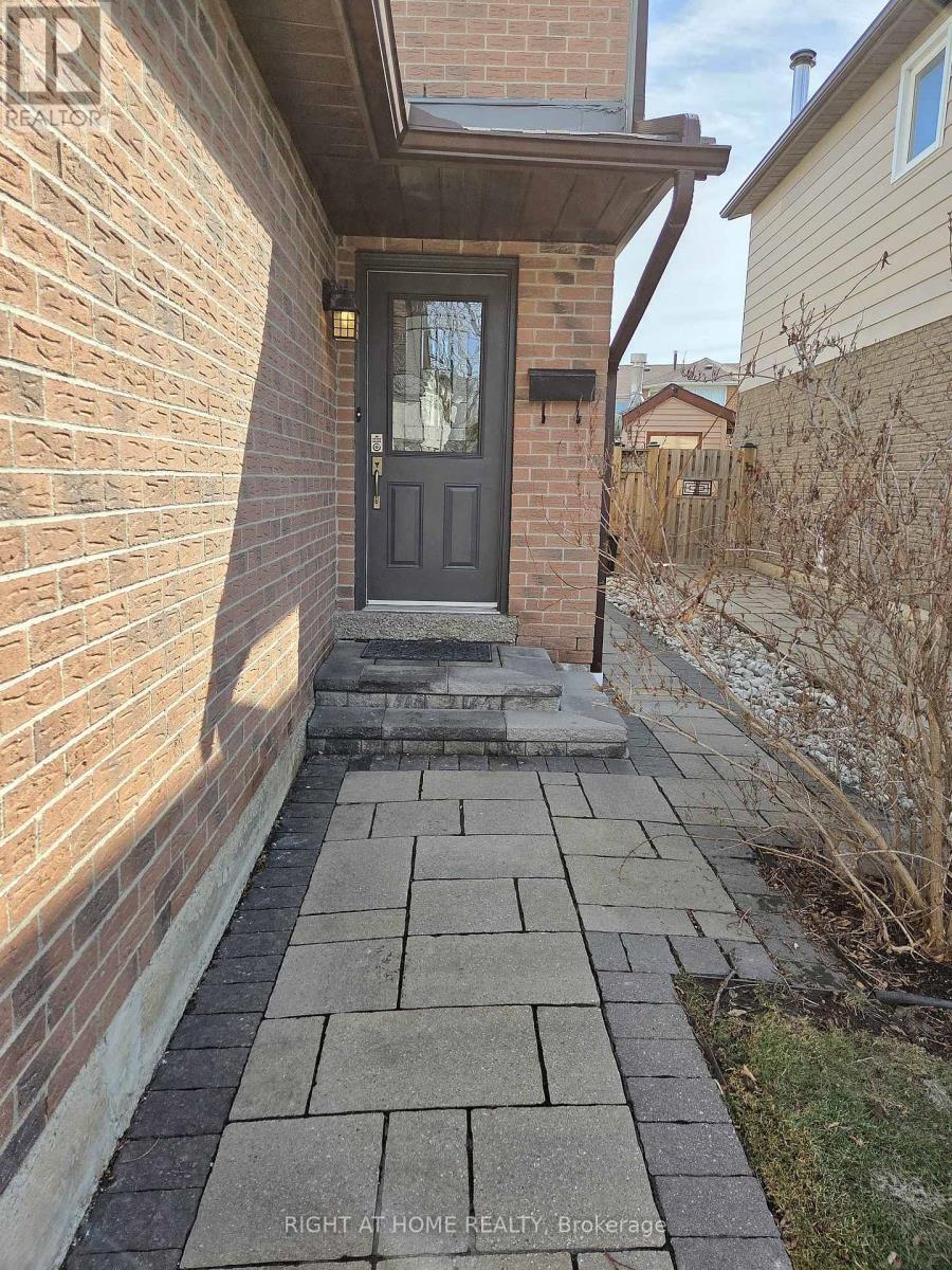 6914 Cordingley Crescent, Mississauga (Meadowvale), Ontario  L5N 4Y8 - Photo 2 - W12880802