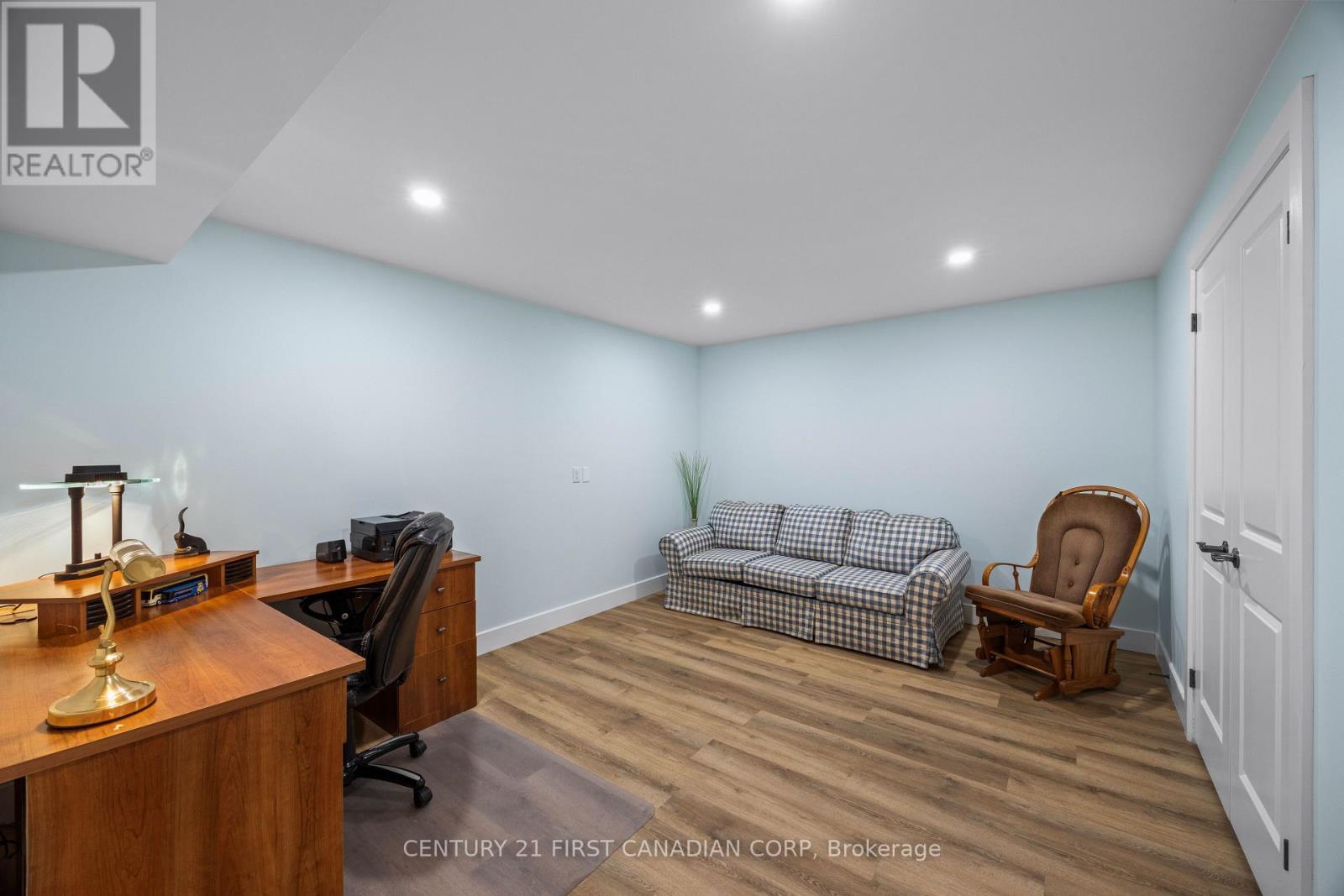 23 Brooklawn Drive, Lambton Shores, Ontario  N0M 1T0 - Photo 37 - X12880970