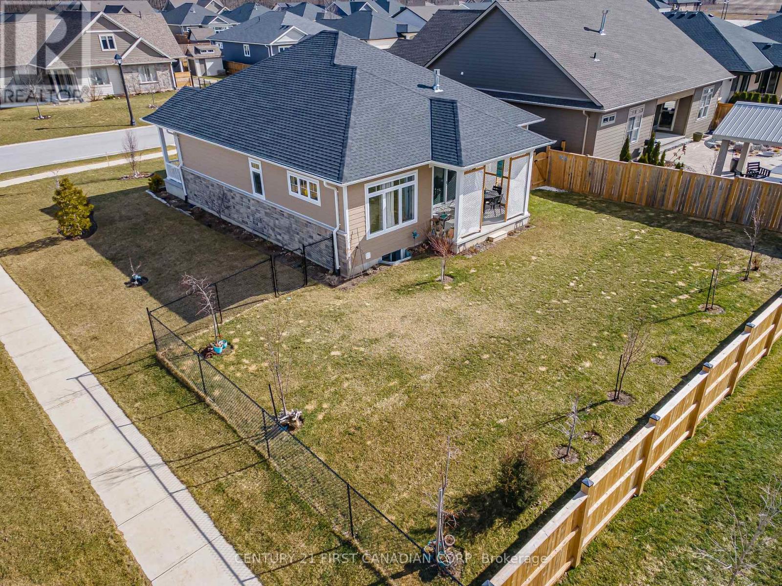 23 Brooklawn Drive, Lambton Shores, Ontario  N0M 1T0 - Photo 45 - X12880970