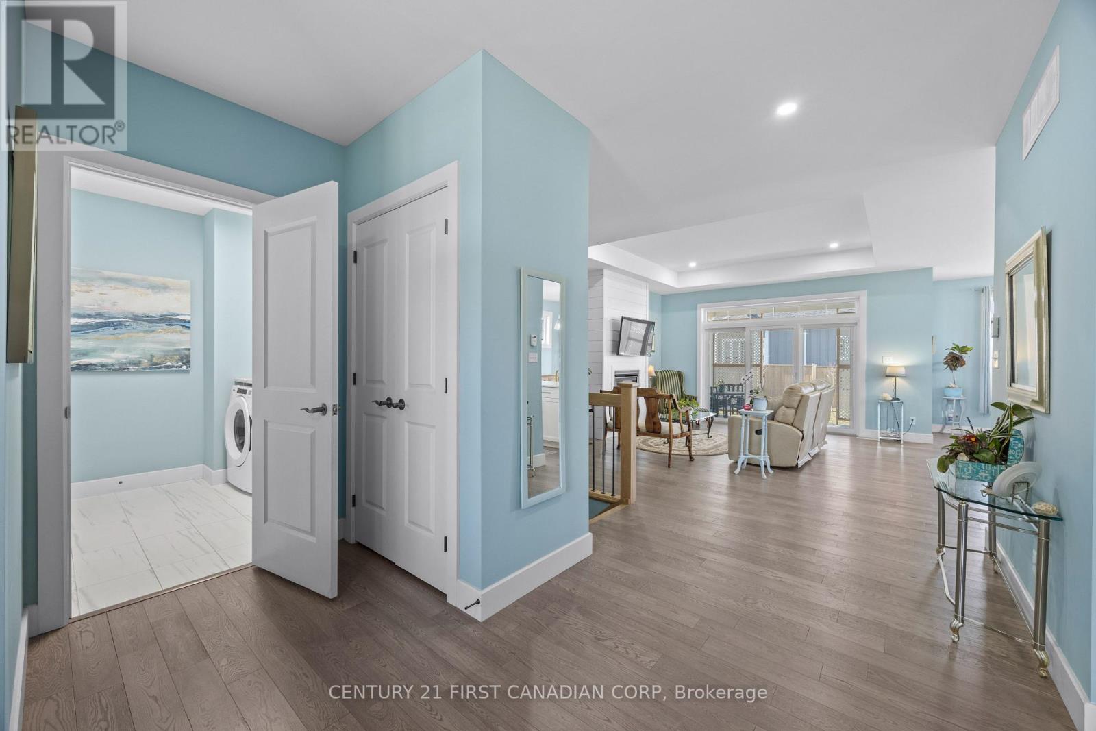 23 Brooklawn Drive, Lambton Shores, Ontario  N0M 1T0 - Photo 9 - X12880970