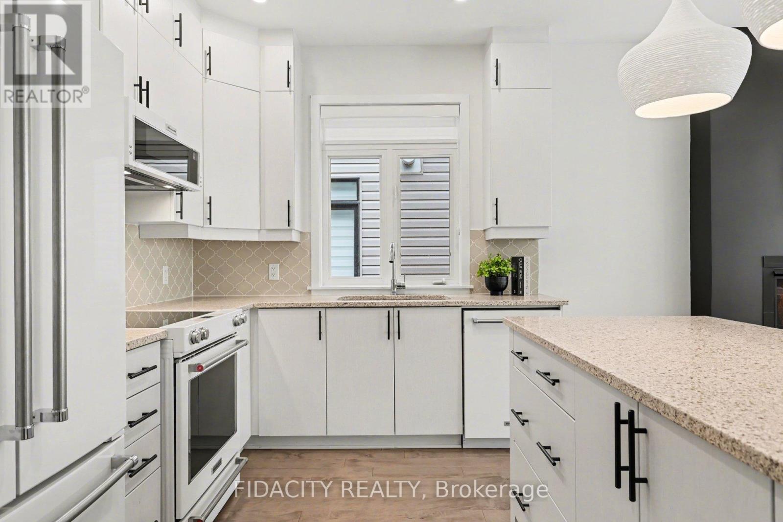 565 Bobolink Ridge, Ottawa, Ontario  K2S 2P4 - Photo 13 - X12880866